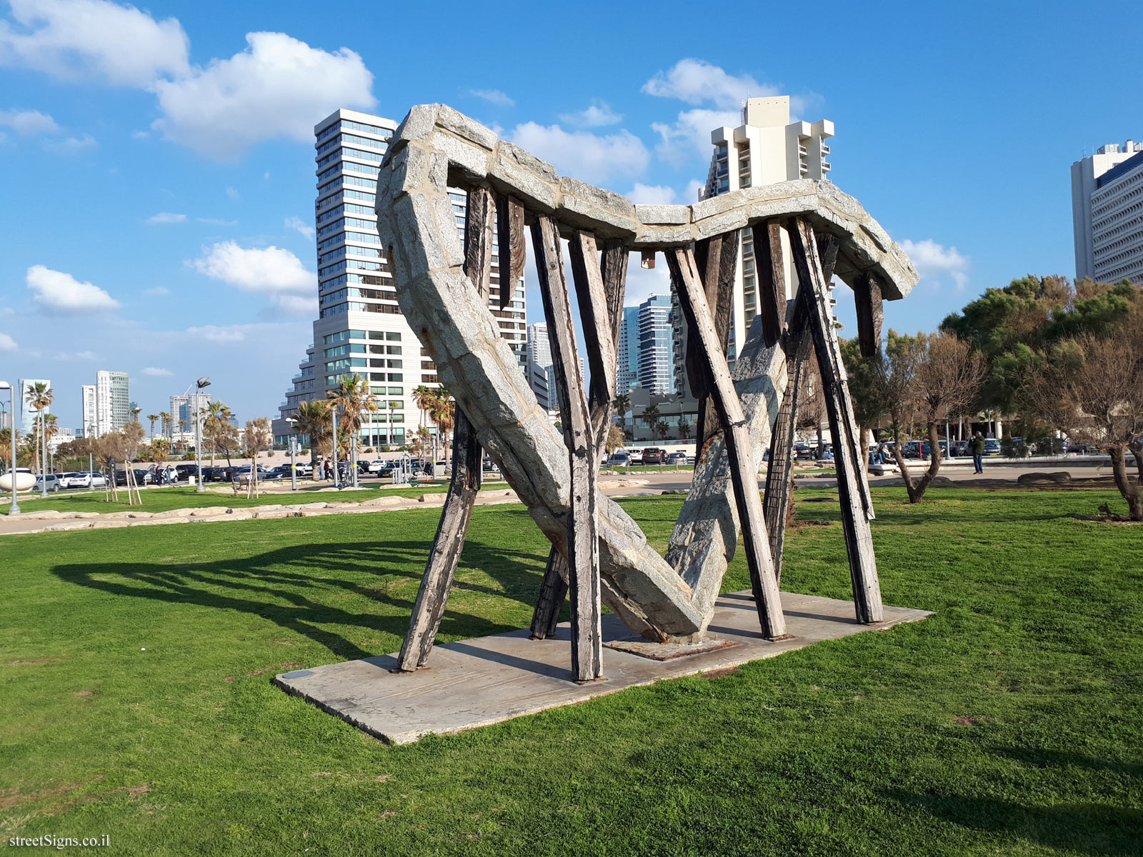 "Harp,Sea and..." - Outdoor sculpture by Ilan Averbuch - Charles Clore Park