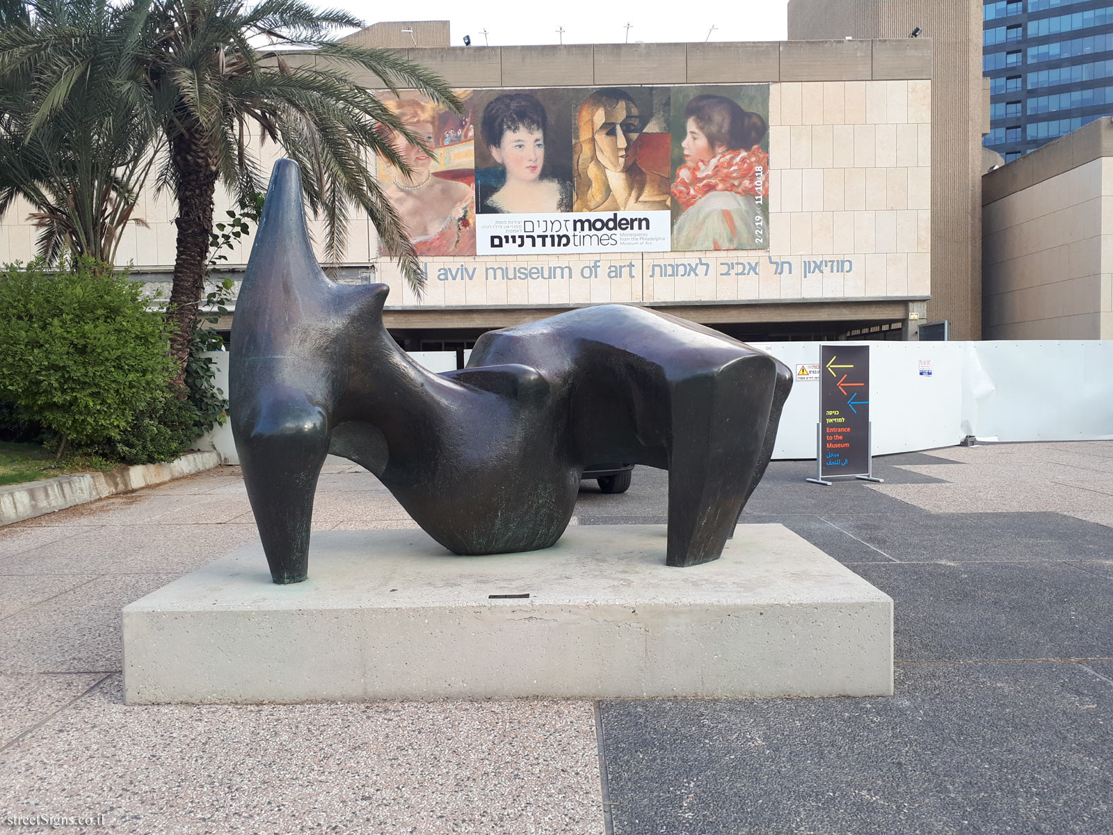 "Reclining Figure" - Outdoor sculpture by Henry Moore - Beit Ariela Plaza, Sderot Sha’ul HaMelech 25, Tel Aviv-Yafo, Israel
