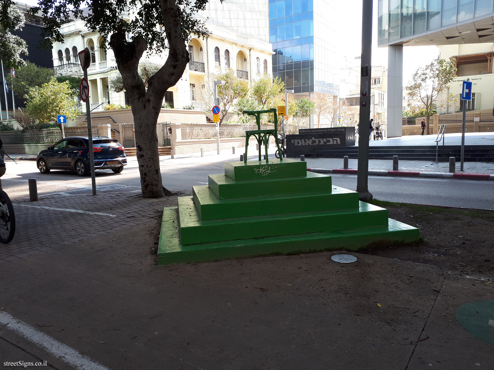 "Window on the Boulevard" - Outdoor sculpture by Buky Schwartz - Rothschild Blvd 41, Tel Aviv-Yafo, Israel