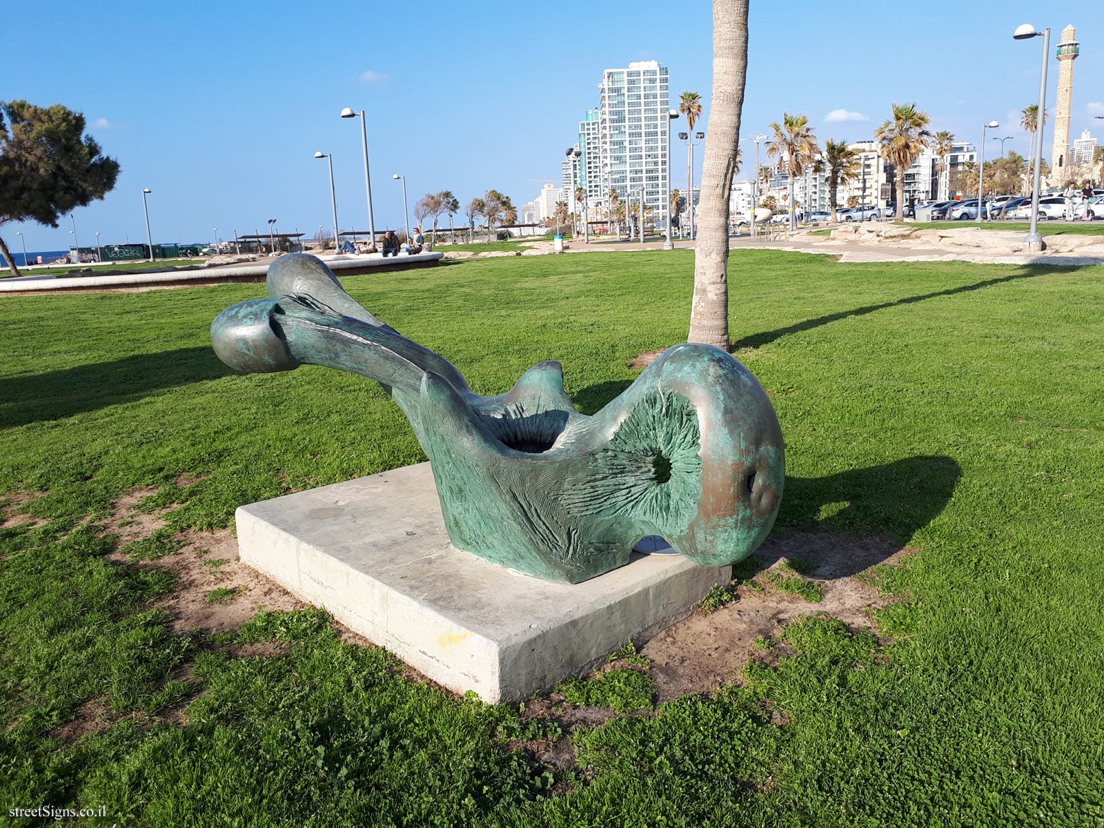 Tel Aviv - "Sacrifice" - Outdoor sculpture by Eli Ilan - Charles Clore Garden