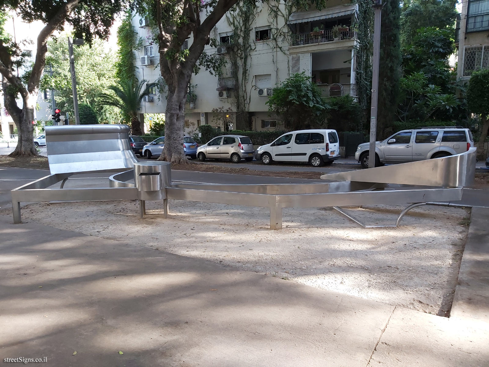 "Piano / Pianissimo" - Outdoor sculpture by Sigal Primor - Sderot Chen 43, Tel Aviv-Yafo, Israel