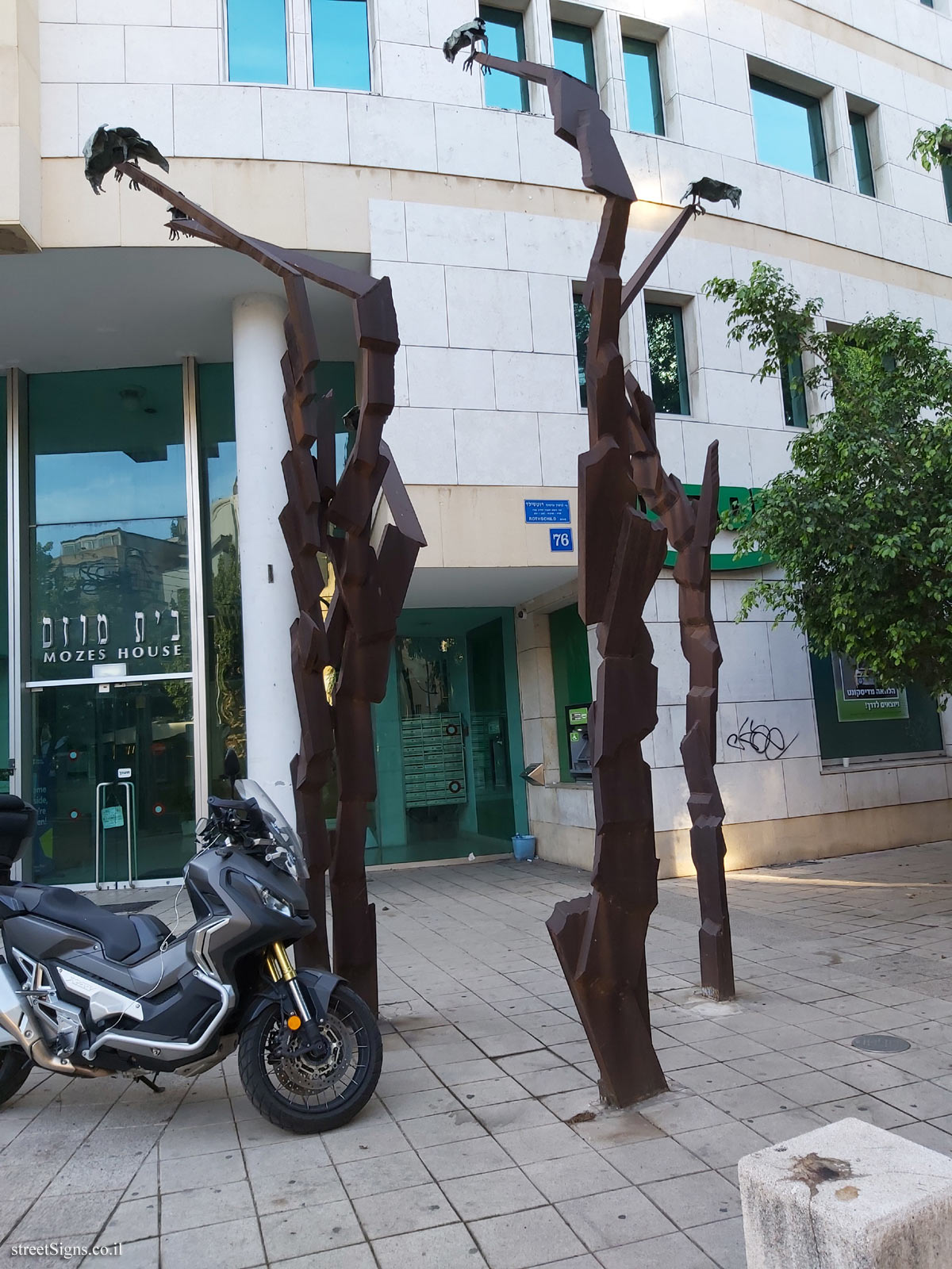 "Ravens on Palm Tree" - Outdoor sculpture by Maya Cohen Levi - Rothschild Blvd 76, Tel Aviv-Yafo, Israel