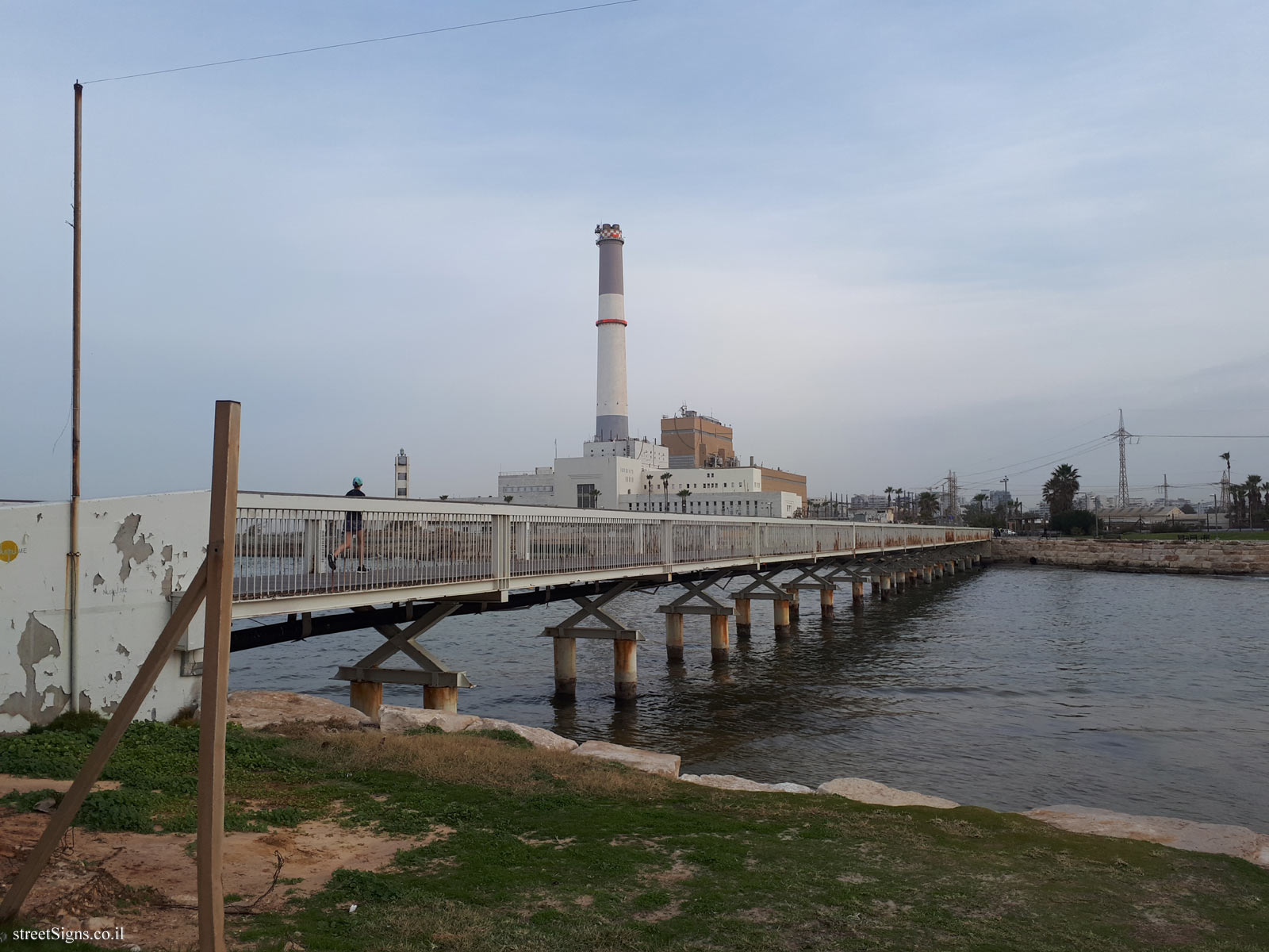 Wauchope Bridge,  the Reading power plant is in the background