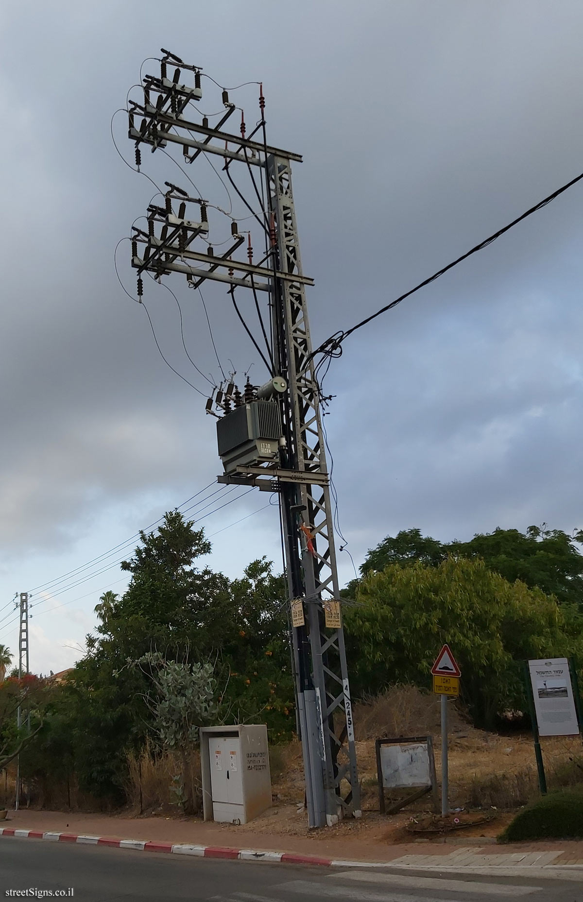 Ramot HaShavim - The Electric Pole - Ha-Alonim St 1, Ramot HaShavim, Israel