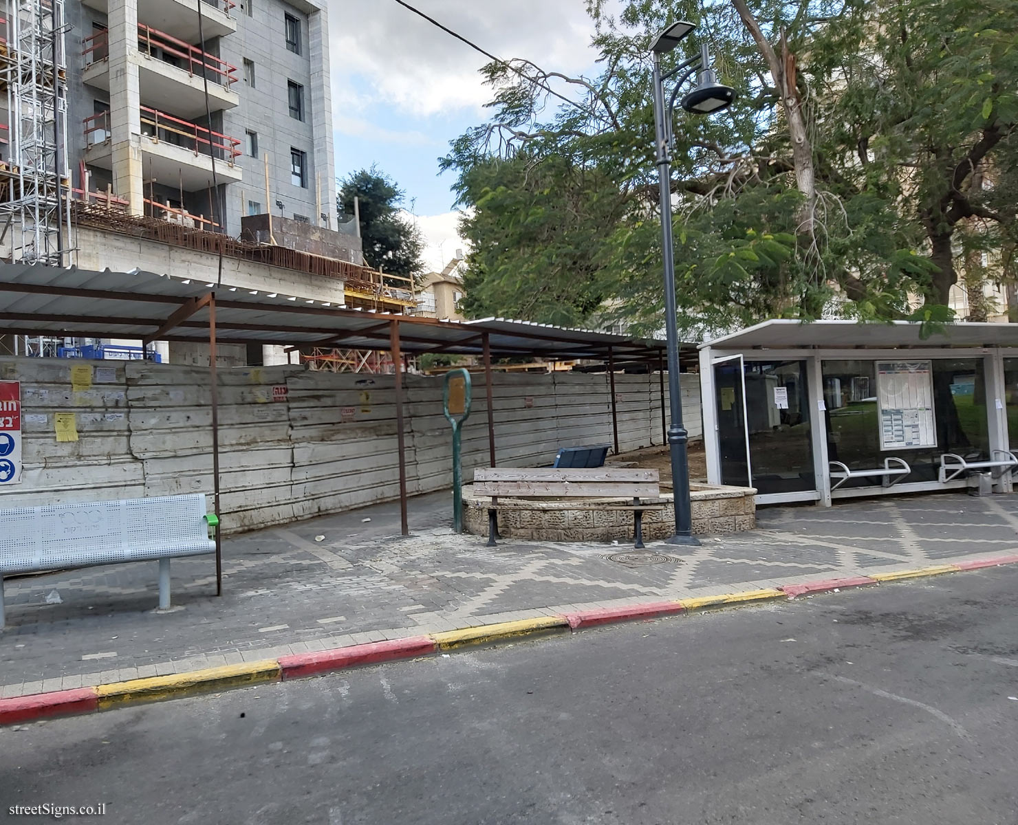 Memorial to the Undergrounds - Tsatitsky Pharmacy - Montefiore/HaBaron Hirsh, Petah Tikva, Israel