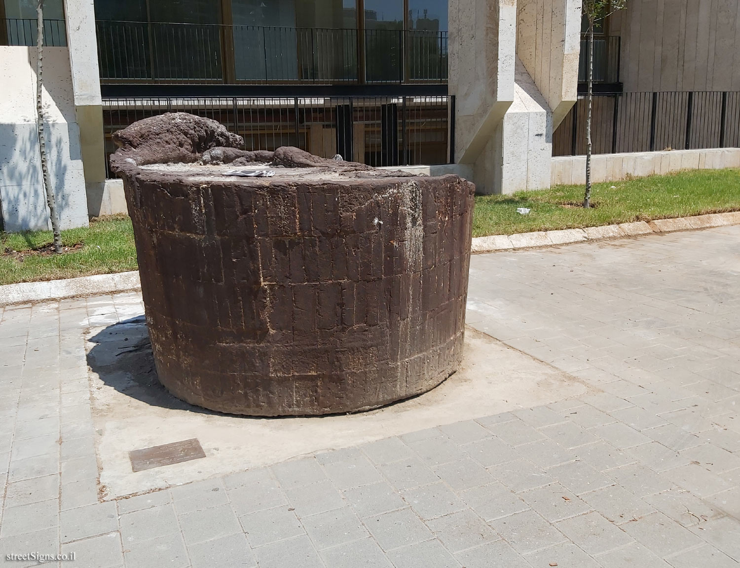 "Blocked Well and Fossilized Lily 1" - Outdoor sculpture by Yaacov Dorchin - Sderot Sha’ul HaMelech 25, Tel Aviv-Yafo, Israel
