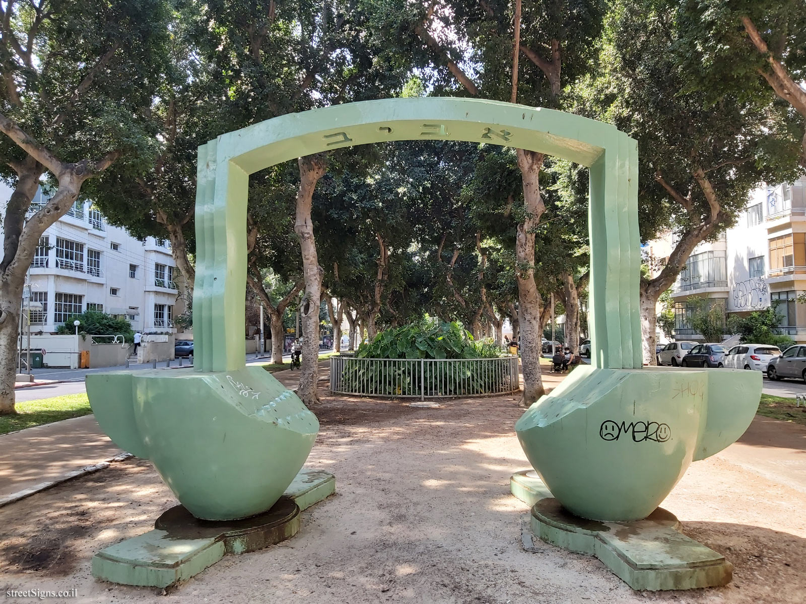 "Aviv" - Outdoor sculpture by Drora Dominey - Rothschild Blvd 120, Tel Aviv-Yafo, Israel