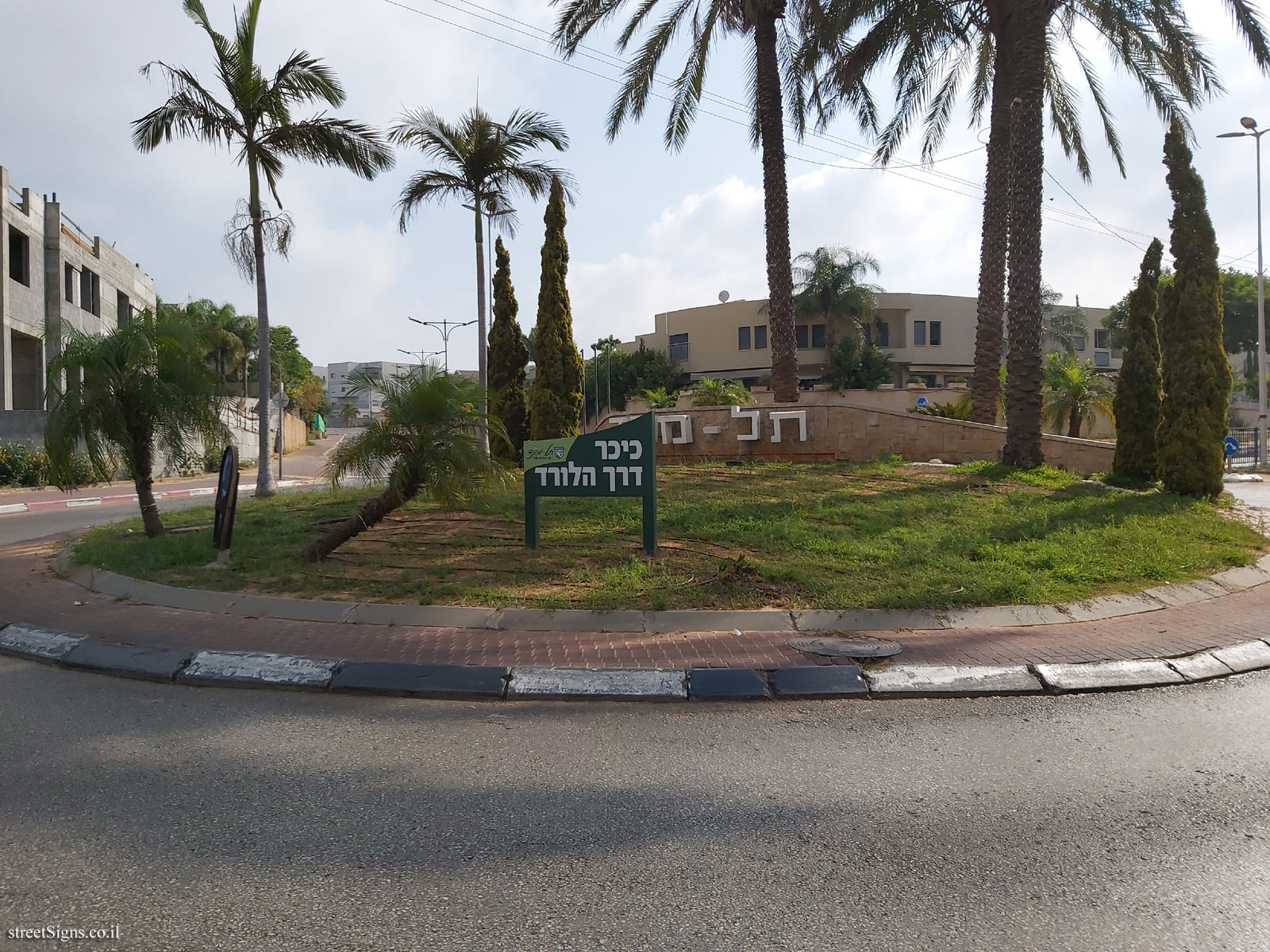 Tel Mond - Derech HaLord Square - Avnei Hen St 27, Tel Mond, Israel