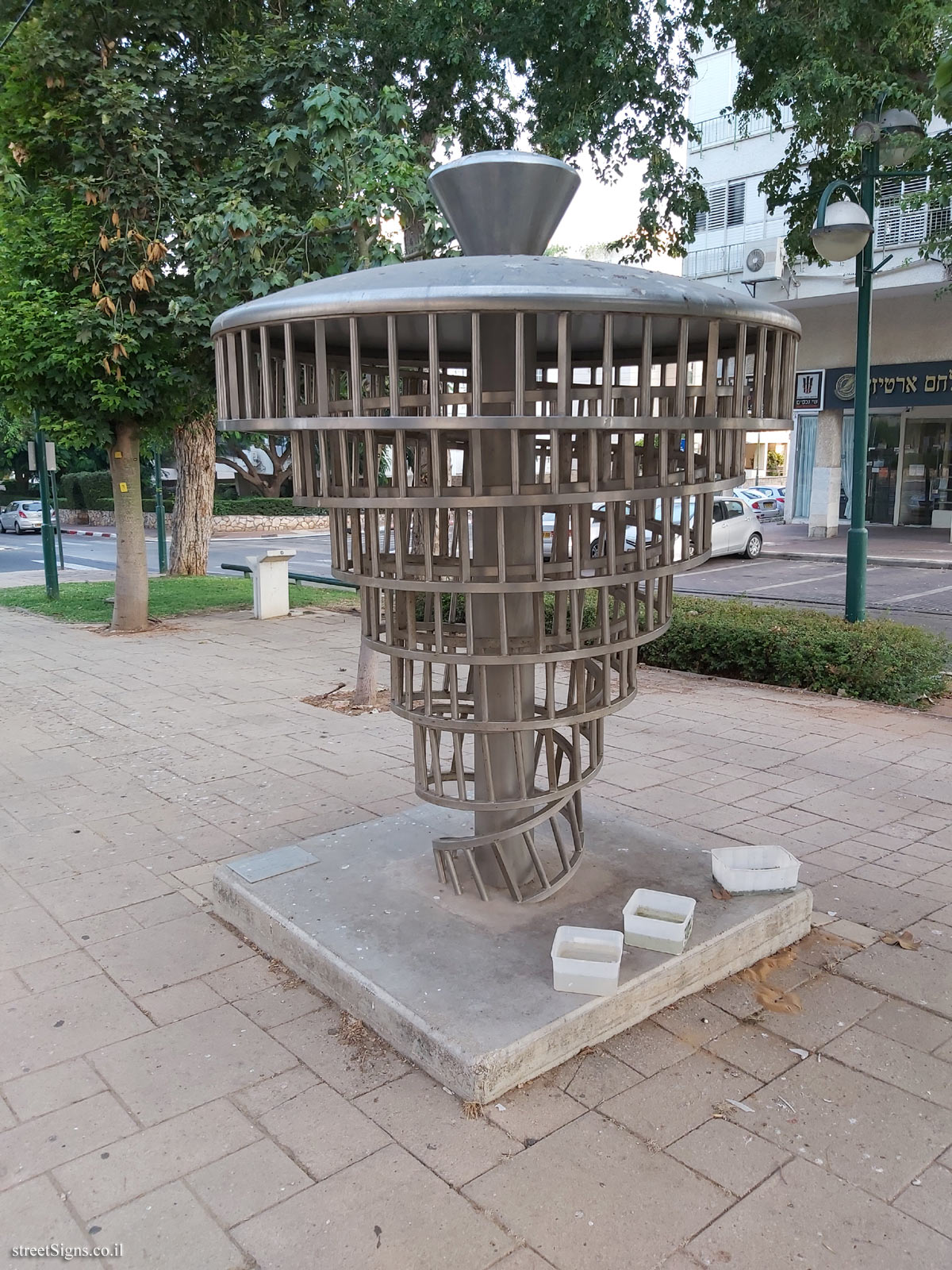 Sculpture Garden - A Tribute to "Inferno" - outdoor sculpture - Doron Bar-Adon - Sderot Weizman 6, Ramat HaSharon, Israel