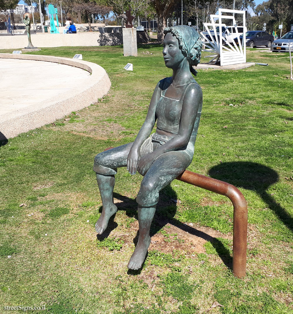 Tel Hashomer Hospital - Sculpture Garden - "On the fence" Edna Benes outdoor sculpture - Sderot Aharon Katsir 1, Ramat Gan, Israel