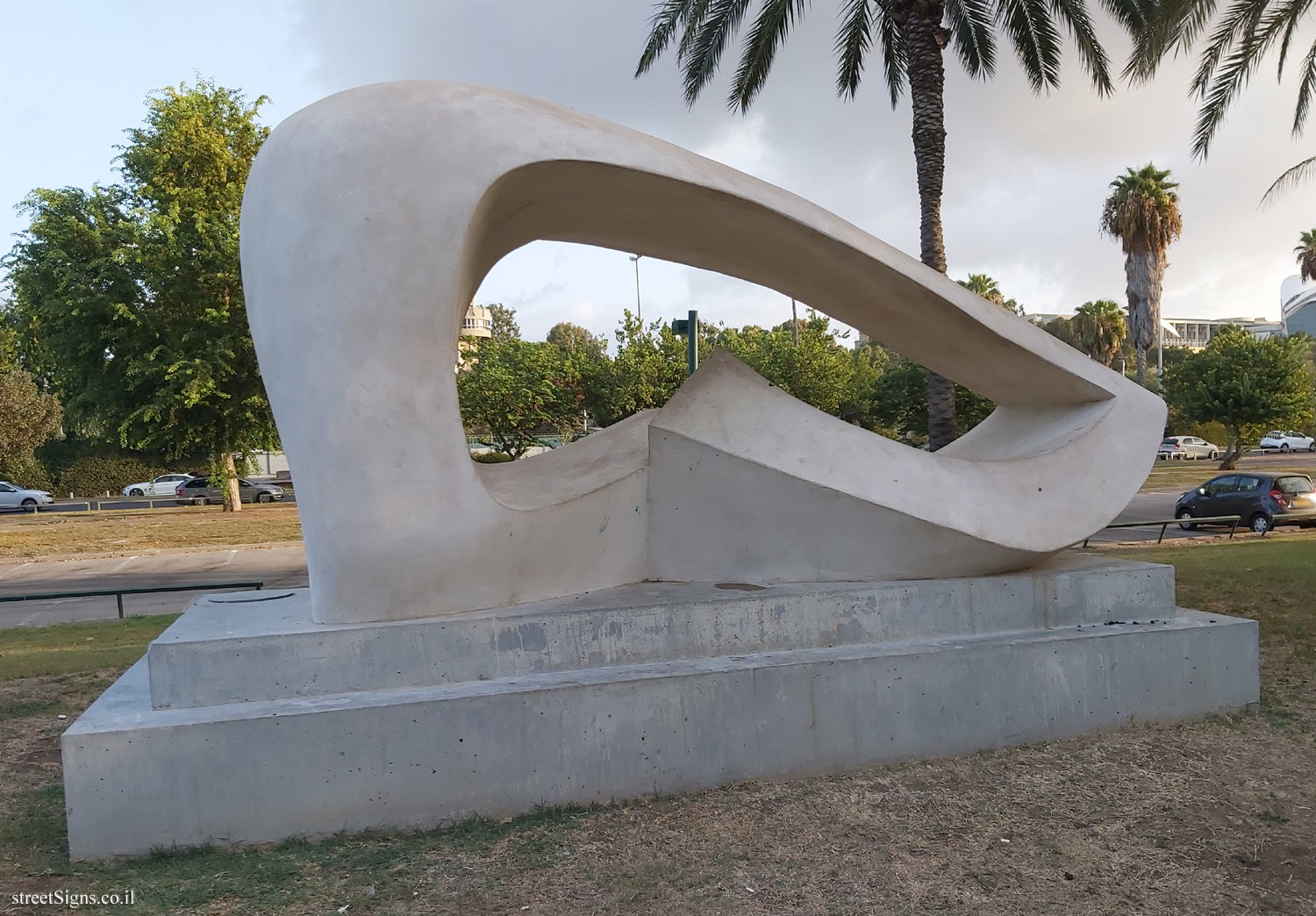 "Shell" - Outdoor sculpture by Moshe Ziffer - Tennis Courts/Rokach Blvd, Tel Aviv-Yafo, Israel