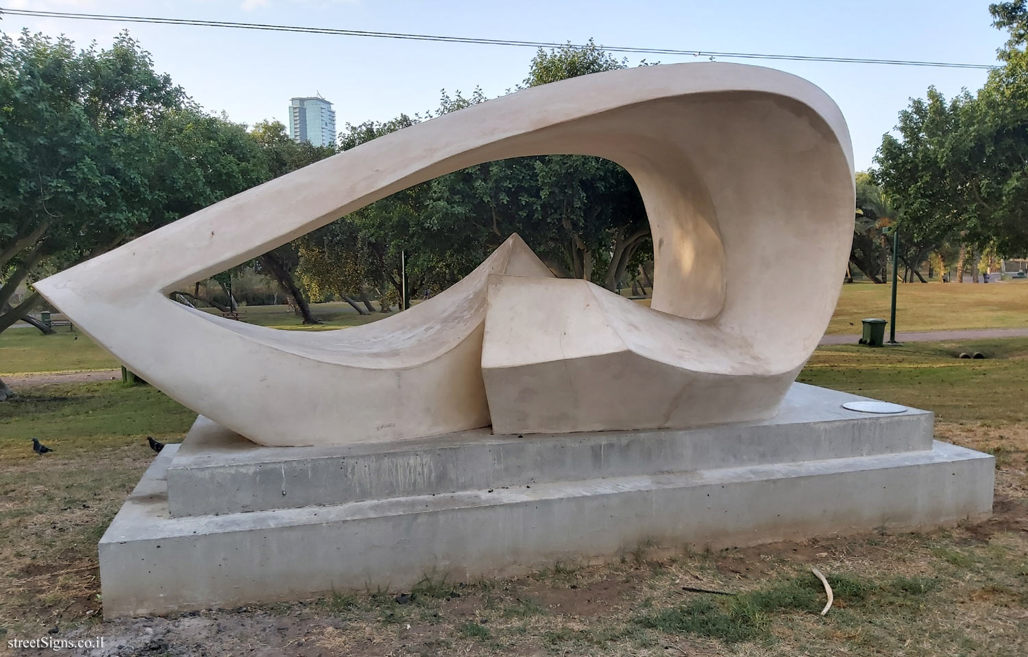 "Shell" - Outdoor sculpture by Moshe Ziffer - Tennis Courts/Rokach Blvd, Tel Aviv-Yafo, Israel