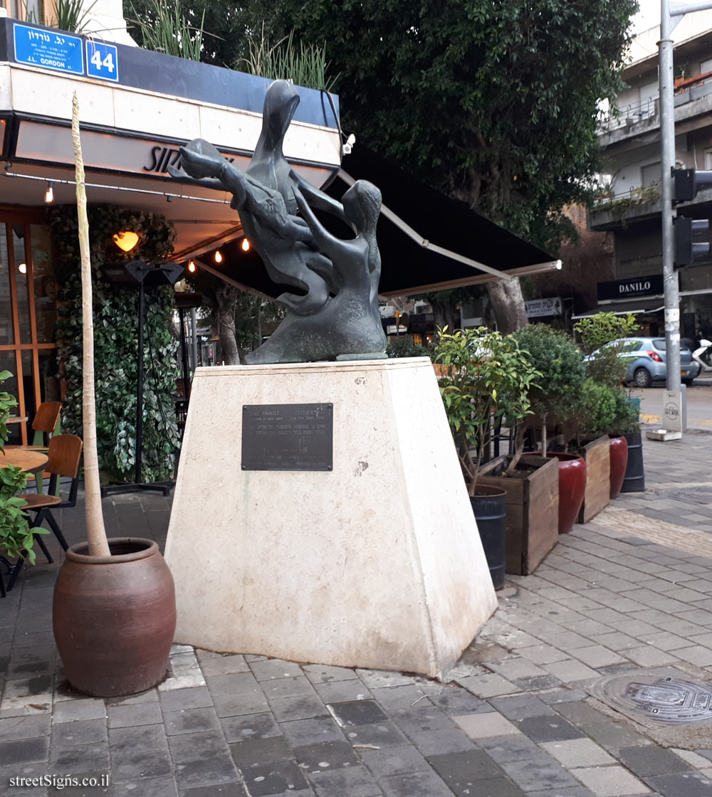 "The Family" - Outdoor sculpture by Harry Baron - Dizengoff St 130, Tel Aviv-Yafo, Israel