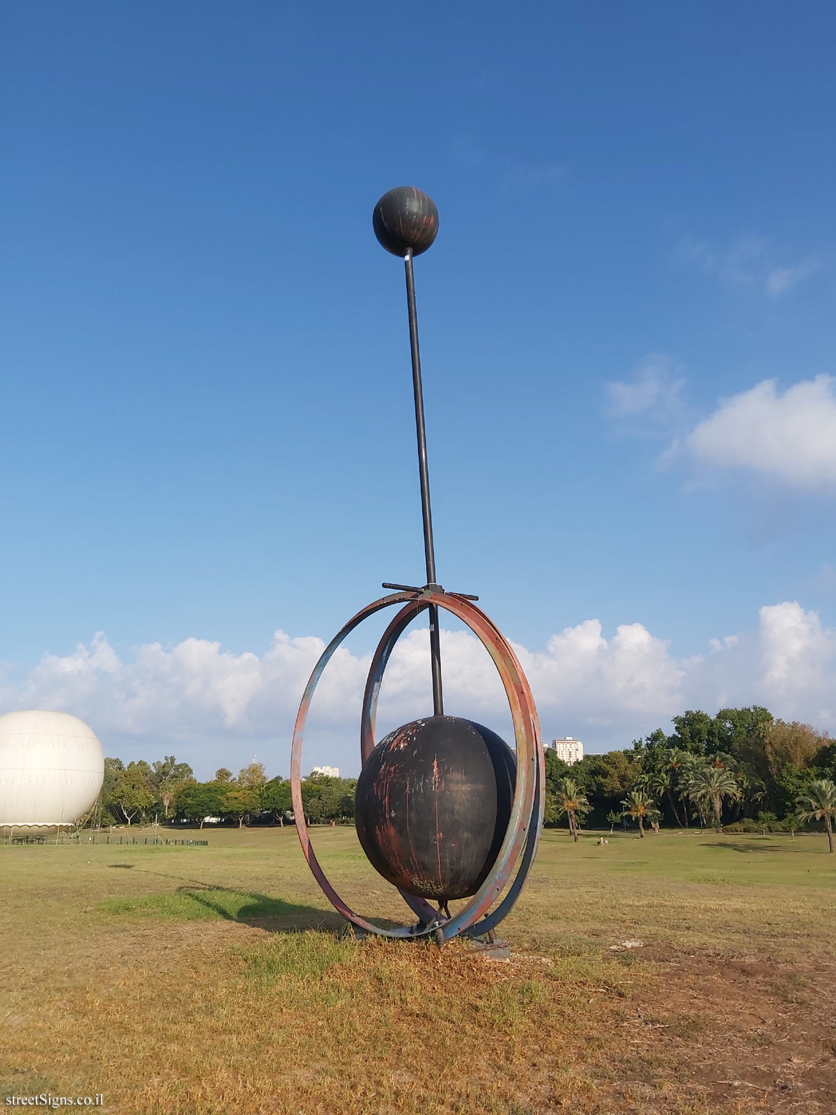Tel Aviv - Hayarkon Park - "Pendulum" - Outdoor sculpture by Gedalia Suchowolsky