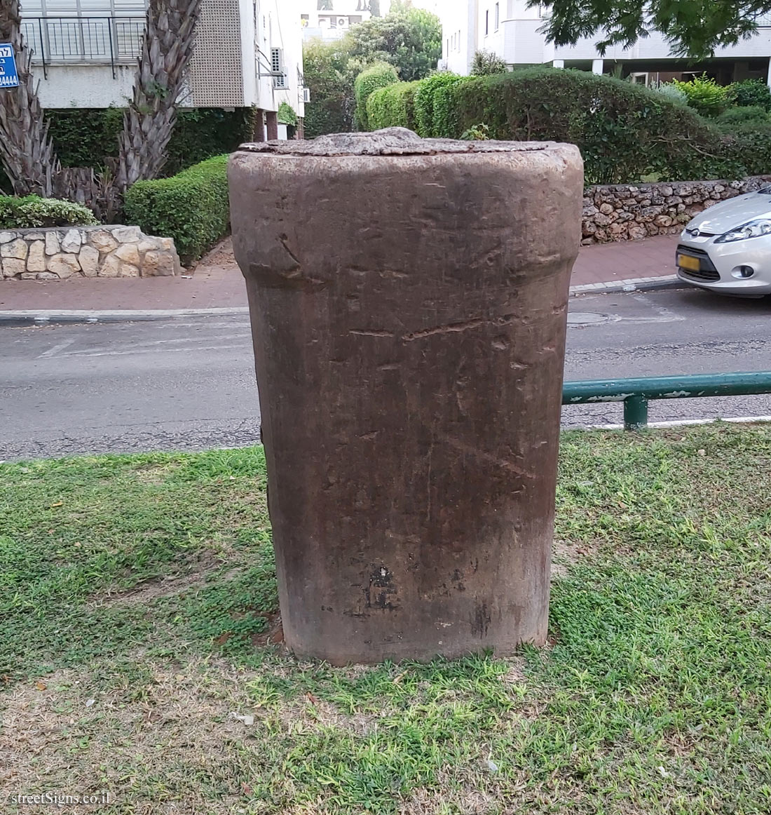 Ramat Hasharon - Sculpture Garden - "Tooth" Outdoor sculpture by Yaacov Dorchin - Sderot Weizman 12, Ramat HaSharon, Israel