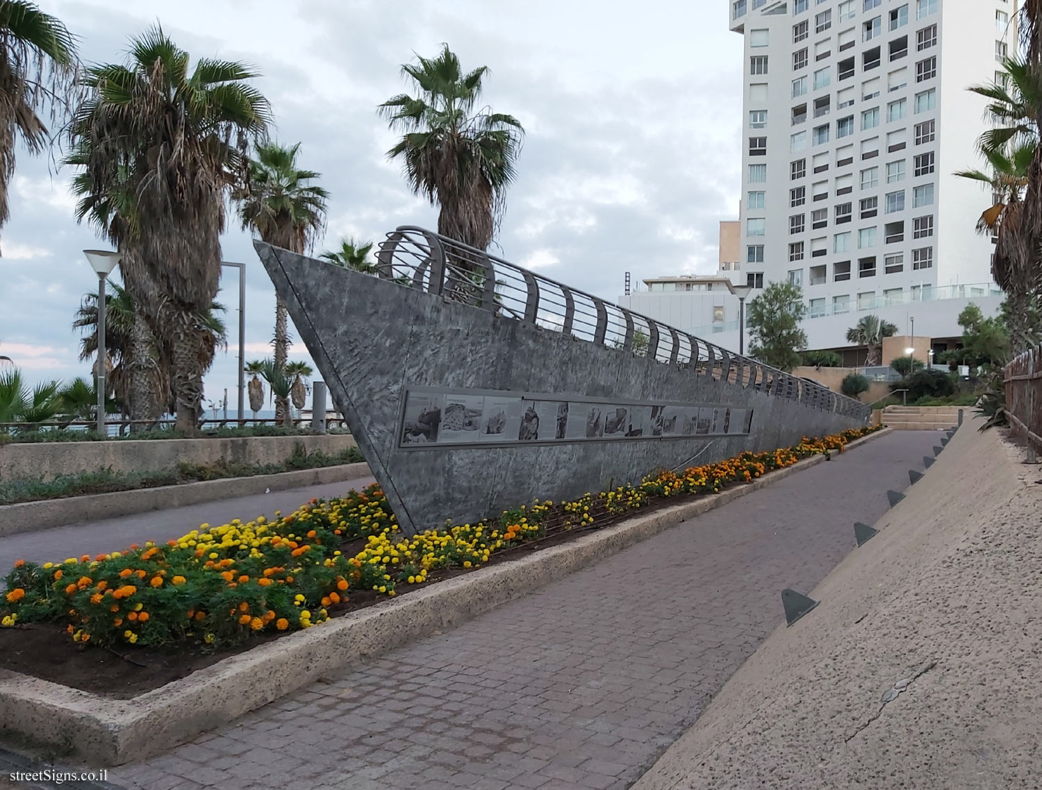 Tel Aviv - The Ha’apala Memorial in London Garden - HaYarkon St 88, Tel Aviv-Yafo, Israel