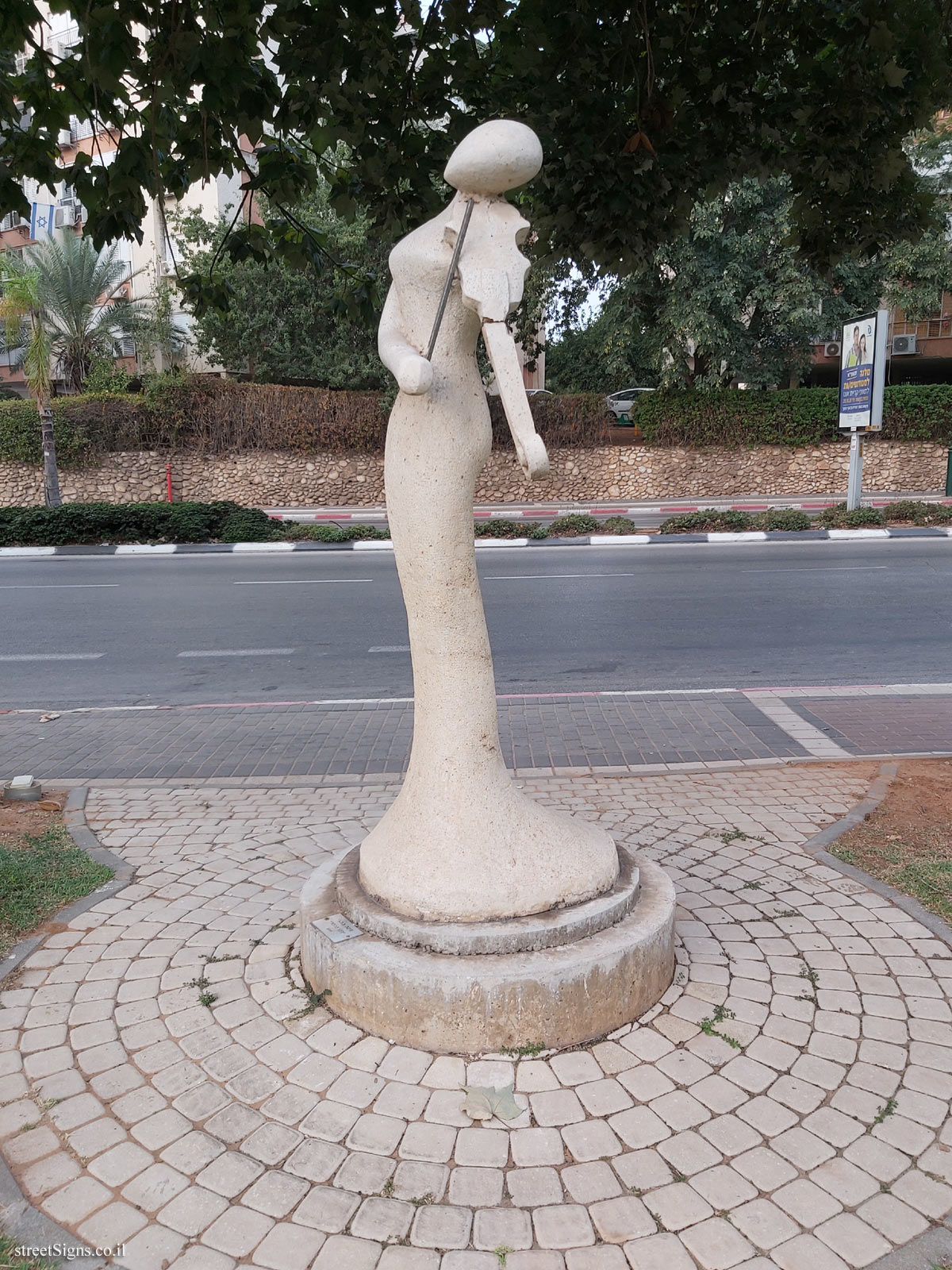 "Playing the Violin" Outdoor statue of Dina Babay - Yehuda Halevi St 3, Kiryat Ono, Israel