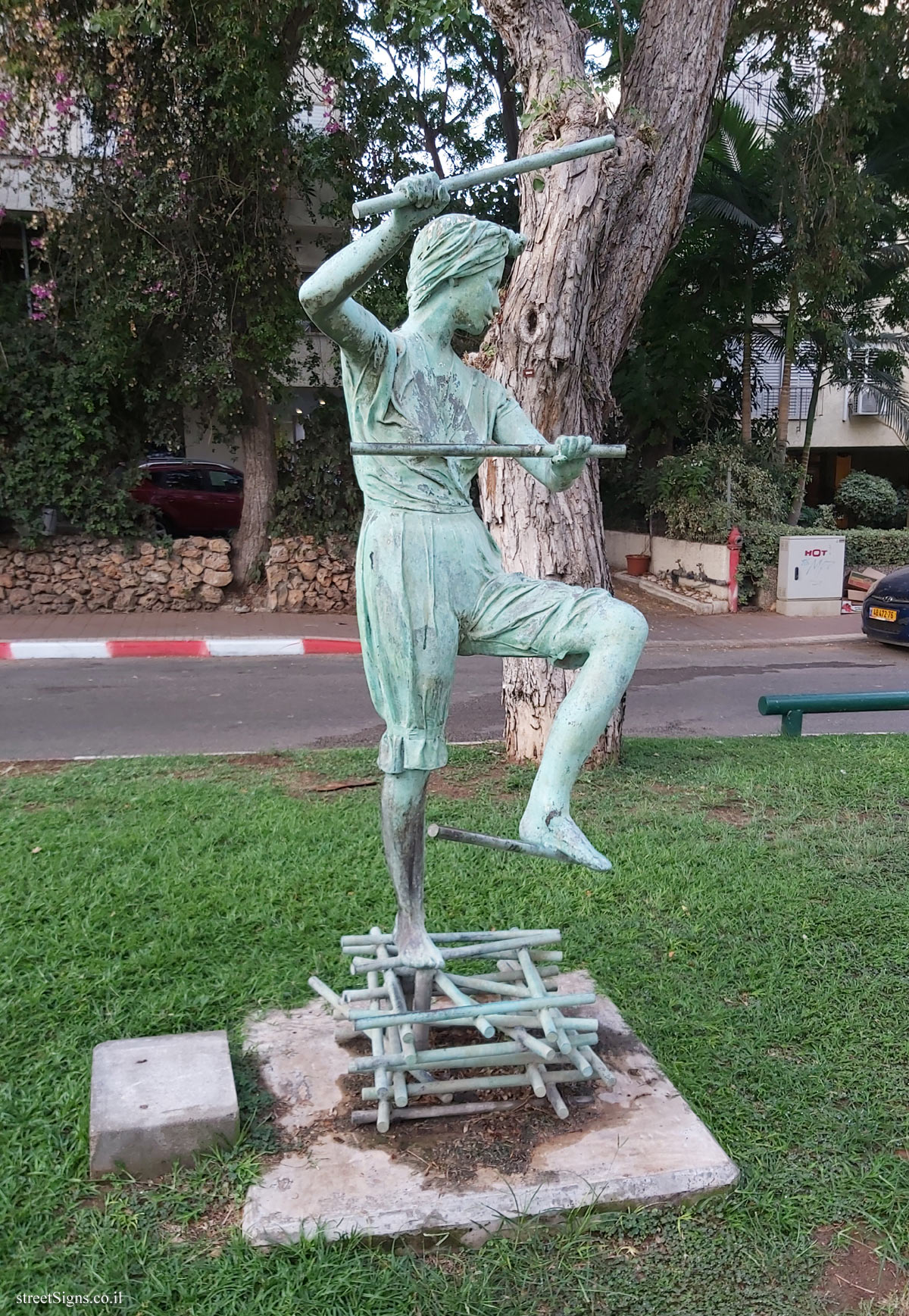 Sculpture Garden - Woman with rungs of a ladder 1996 - Outdoor sculpture by Ofra Zimbalsta - Sderot Weizman, Ramat Hasharon, Israel