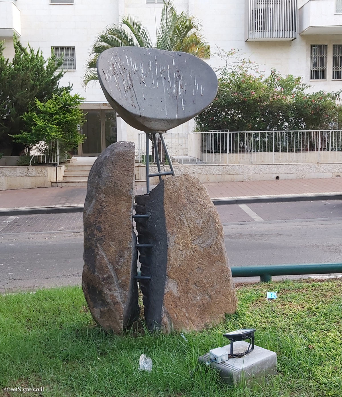Sculpture Garden - "Relay Station 11" Outdoor sculpture by Yigal Meron - Sderot Weizman 18, Ramat HaSharon, Israel