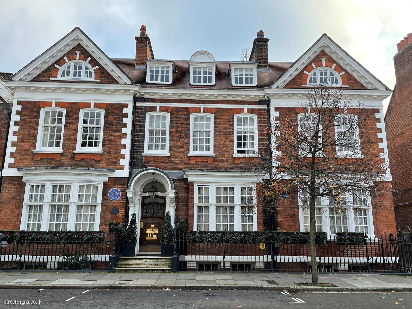 London - A memorial plaque where the playwright Arthur Wing Pinero lived - 21 Devonshire St, Marylebone, London W1G 6PB, UK