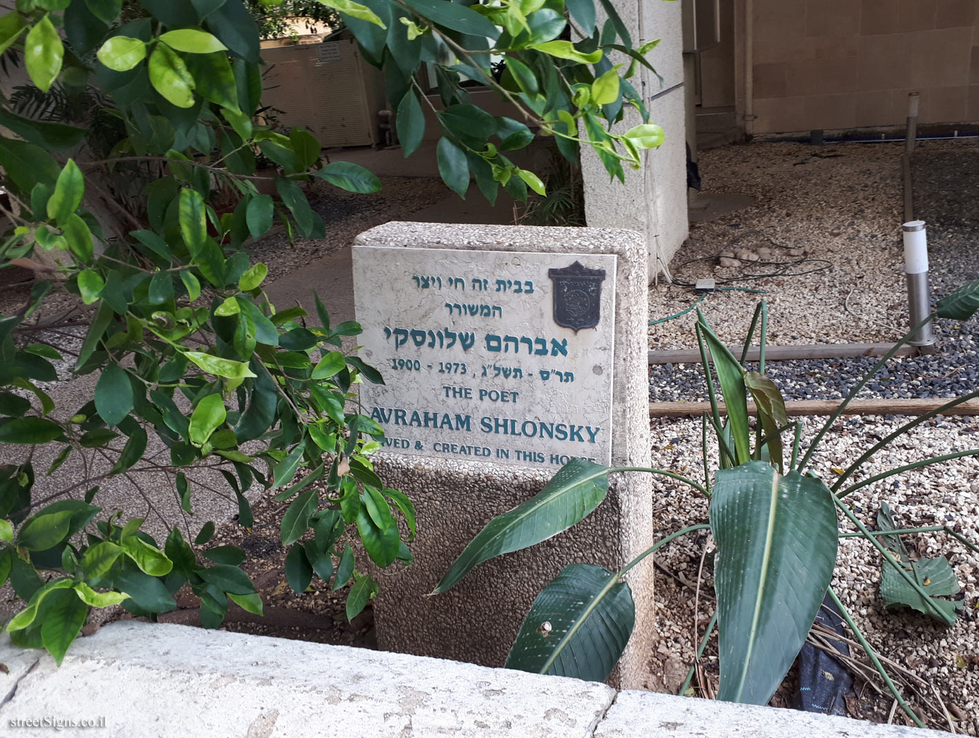 Avraham Shlonsky - Plaques of artists who lived in Tel Aviv