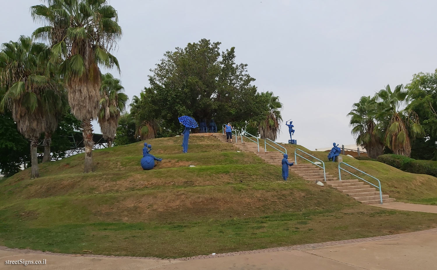 Kiryat Ono - "Installation art" Outdoor statue of Ofra Zimbalsta - Reisfeld Park