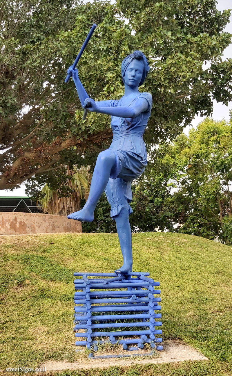 Kiryat Ono - "Installation art" Outdoor statue of Ofra Zimbalsta - Reisfeld Park