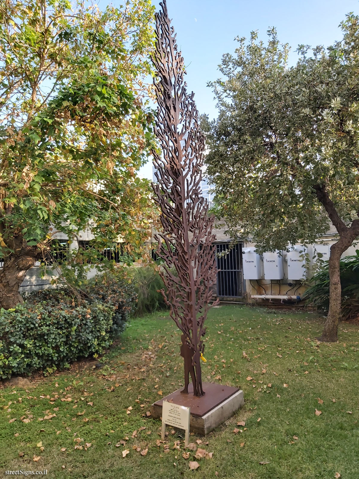 "Cypress alone" - Outdoor sculpture by Zadok Ben David - Berkovitch St 5, Tel Aviv-Yafo, Israel