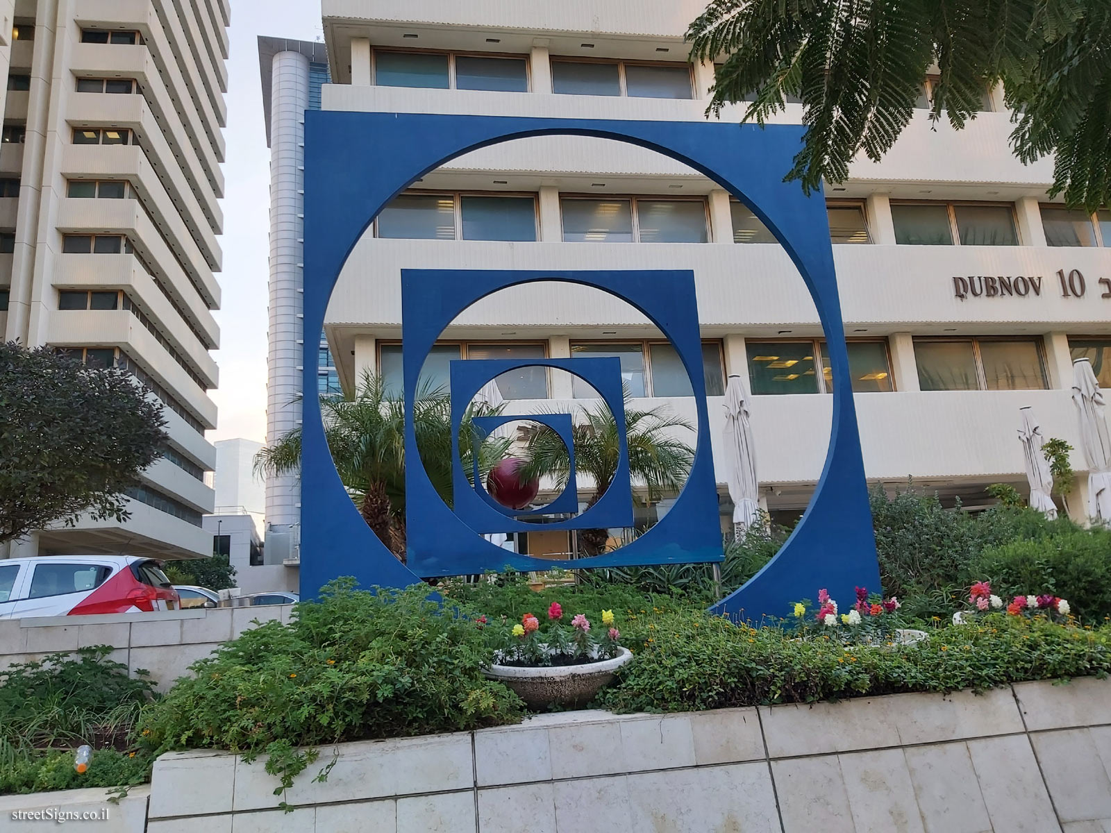 Tel Aviv - "Untitled" - Outdoor sculpture by Yadid Rubin - Dubnov St 10, Tel Aviv-Yafo, Israel