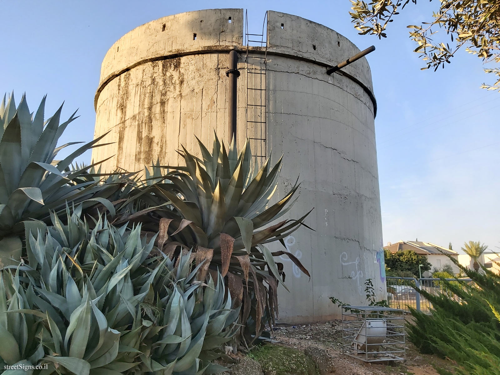 Even Yehuda - Heritage Sites in Israel - The water pool and a Dongi well - Tsabar St 5, Even Yehuda, Israel