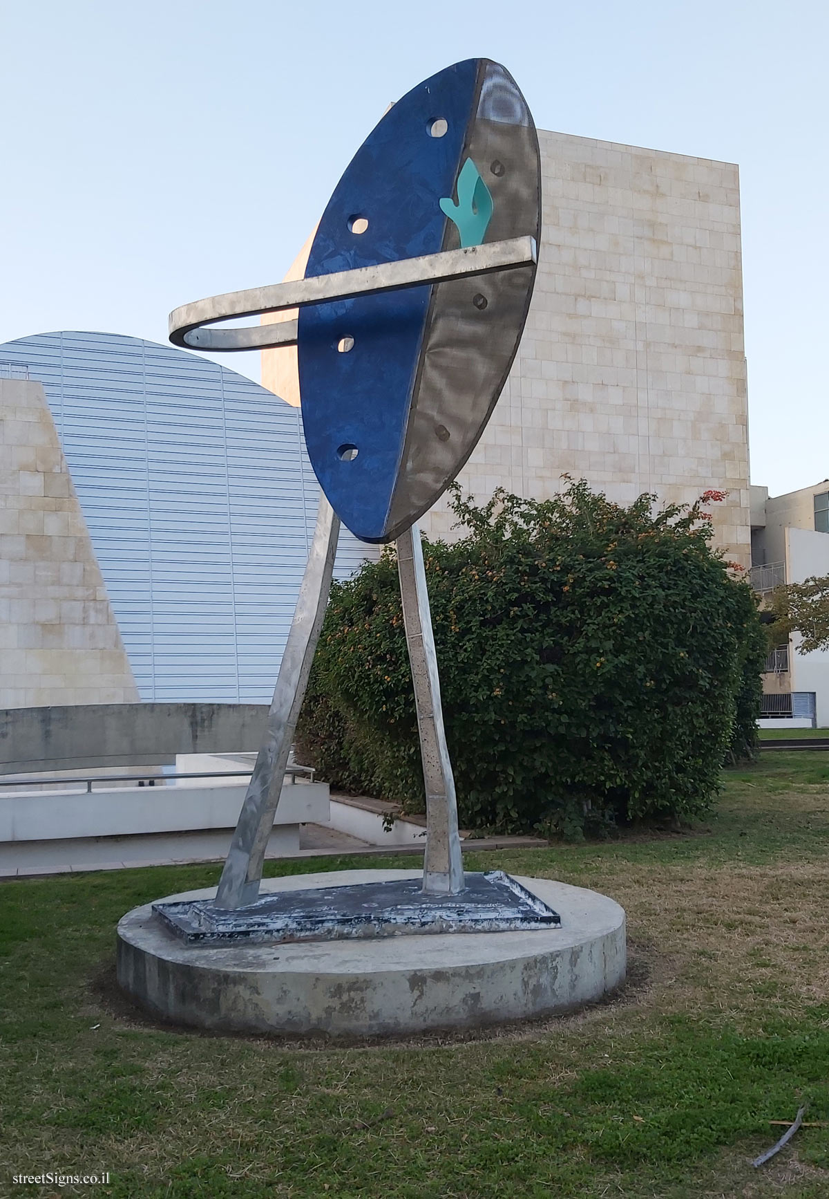 Tel Aviv - "A magnificent step" - Outdoor sculpture by Zigi Ben-Haim - Leonardo da Vinci St 30, Tel Aviv-Yafo, Israel