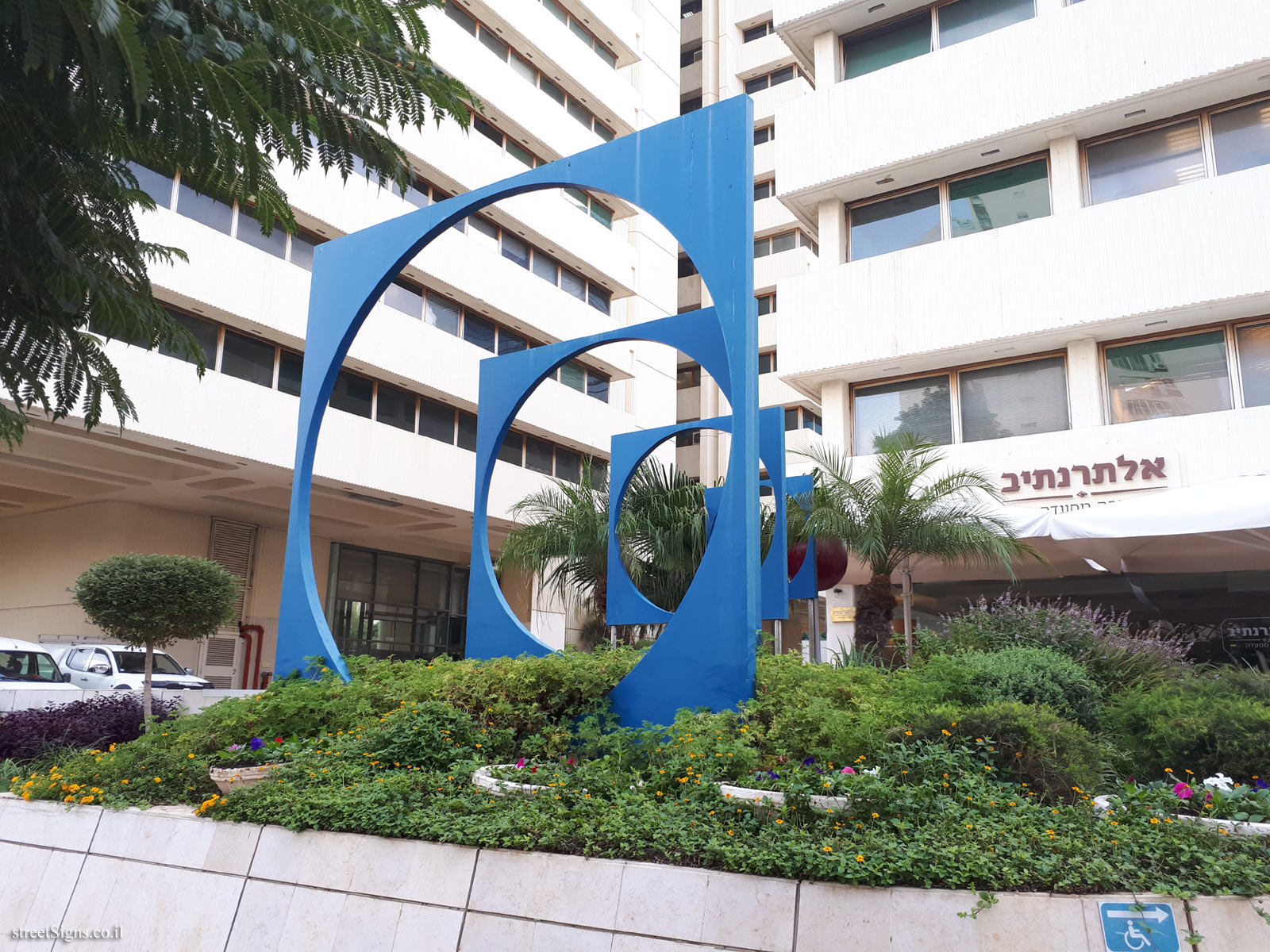 Tel Aviv - "Untitled" - Outdoor sculpture by Yadid Rubin - Dubnov St 10, Tel Aviv-Yafo, Israel