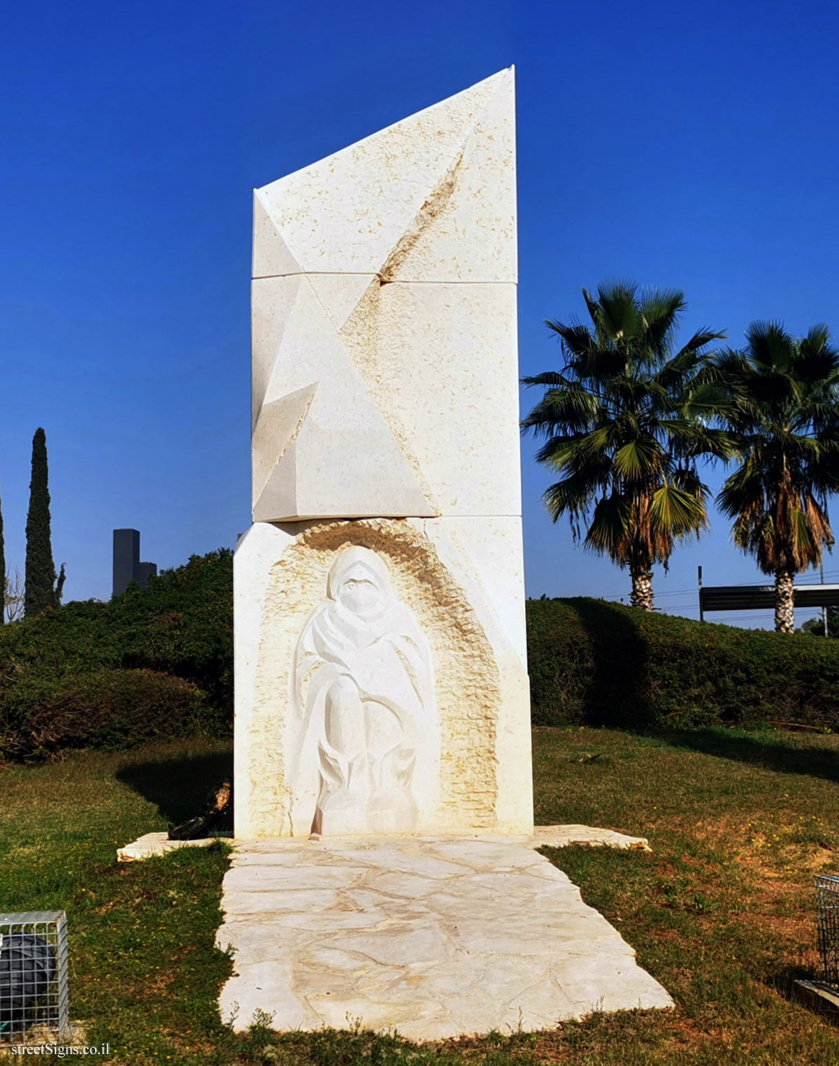 Rishon Lezion - a memorial monument to the children of Leningrad under siege - Khasidei Umot ha-Olam St 1, Rishon LeTsiyon, Israel