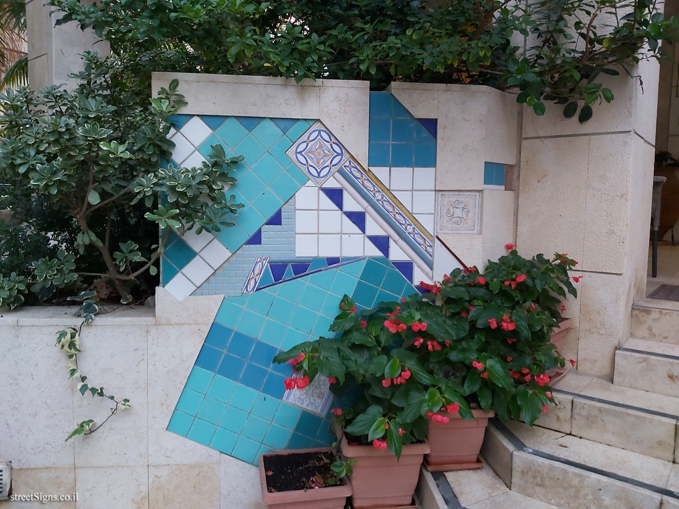 Tel Aviv - "The fountain" - Outdoor sculpture by Esther Perkel - Shir St 2, Tel Aviv-Yafo, Israel