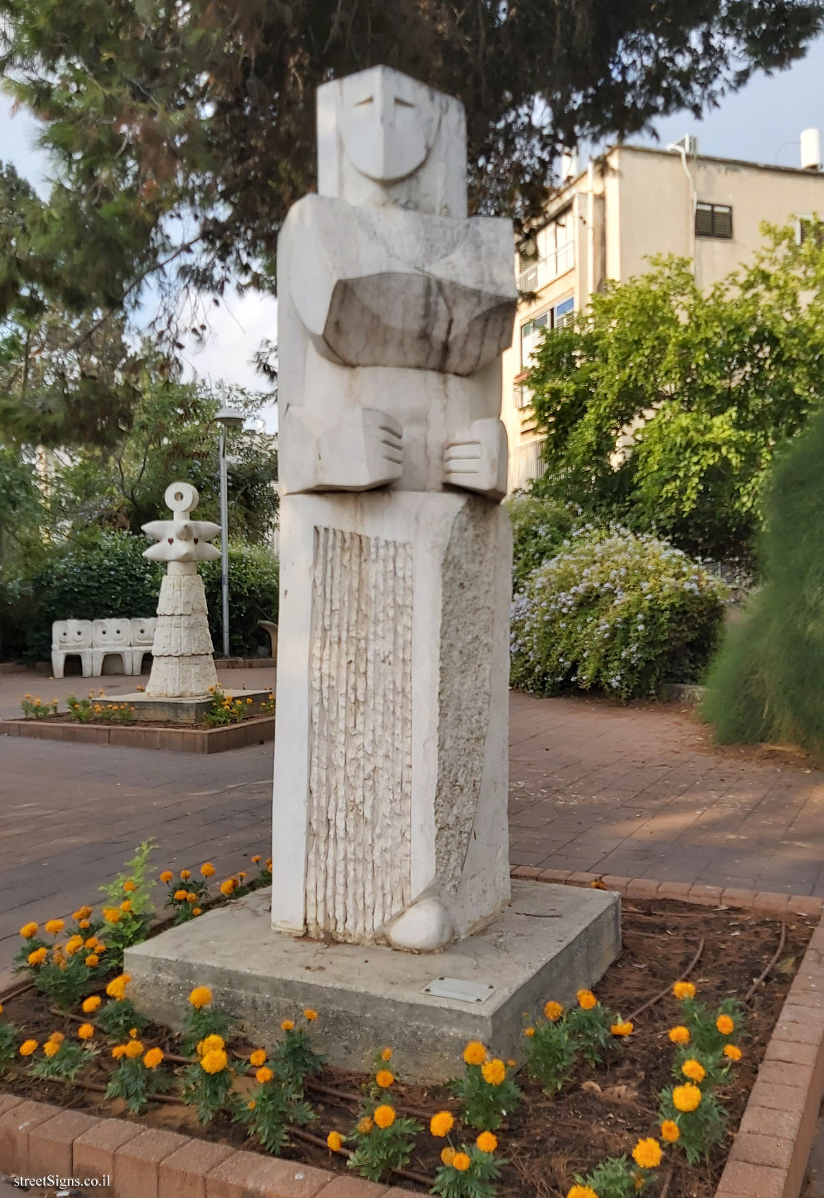 Holon - Woman Garden - "Lulu bigger than life" - an outdoor sculpture by Eli Shuki - Mikve Yisrael St 4, Holon, Israel