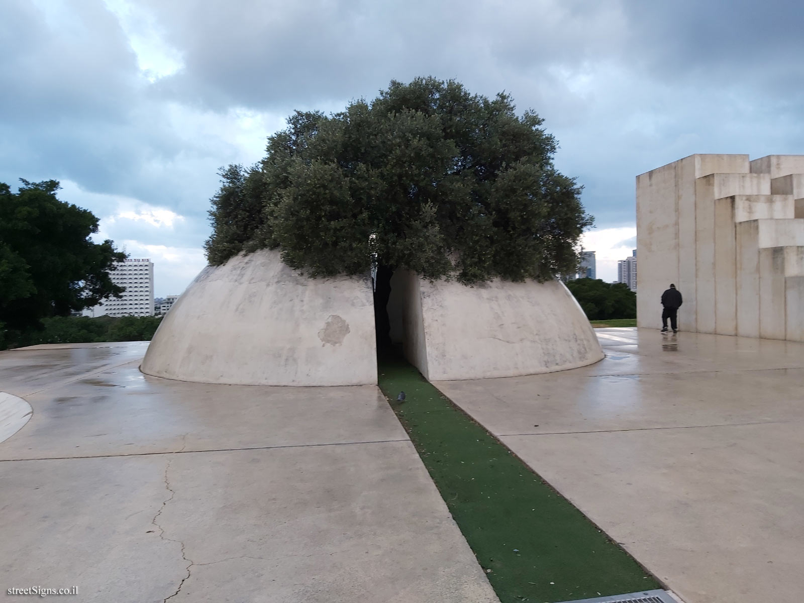 Tel Aviv - "Kikar Levana" - Outdoor sculpture by Dani Karavan - HaShalom Rd 110, Tel Aviv-Yafo, Israel