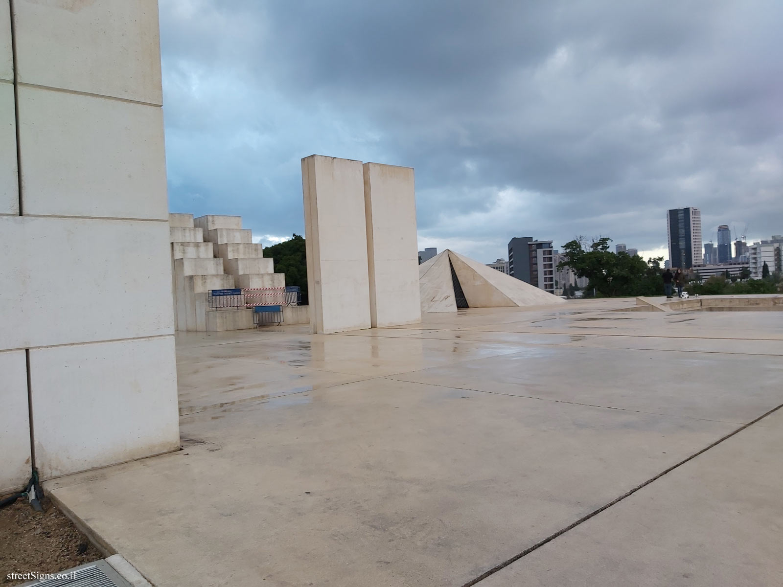 Tel Aviv - "Kikar Levana" - Outdoor sculpture by Dani Karavan - HaShalom Rd 110, Tel Aviv-Yafo, Israel