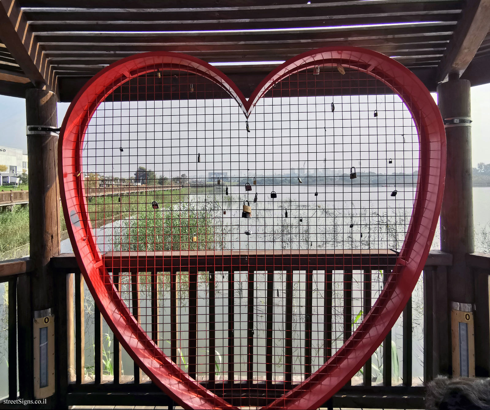 Superland Lake - Hearts Bridge - HaMea VeEsrim St 4, Rishon LeTsiyon, Israel