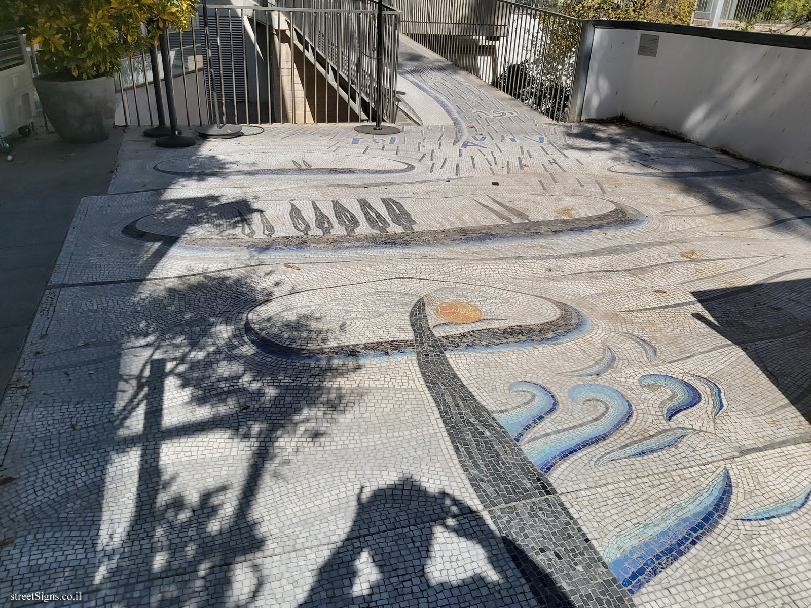 Tel Aviv - Lola Beer Ebner Sculpture Garden - Tel Aviv Mosaic - Enzo Cucchi - Tel Aviv Museum