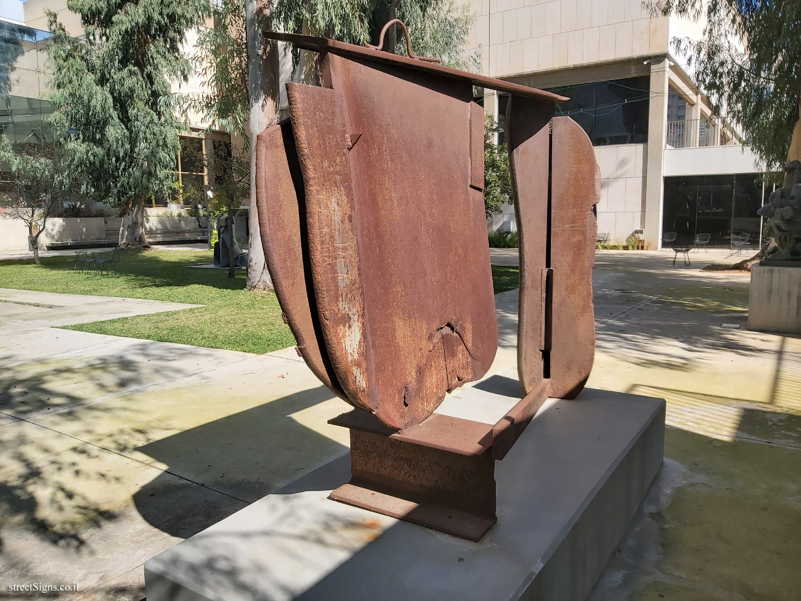 Tel Aviv - Lola Beer Ebner Sculpture Garden - Black Cover Flat - Anthony Caro - Tel Aviv Museum