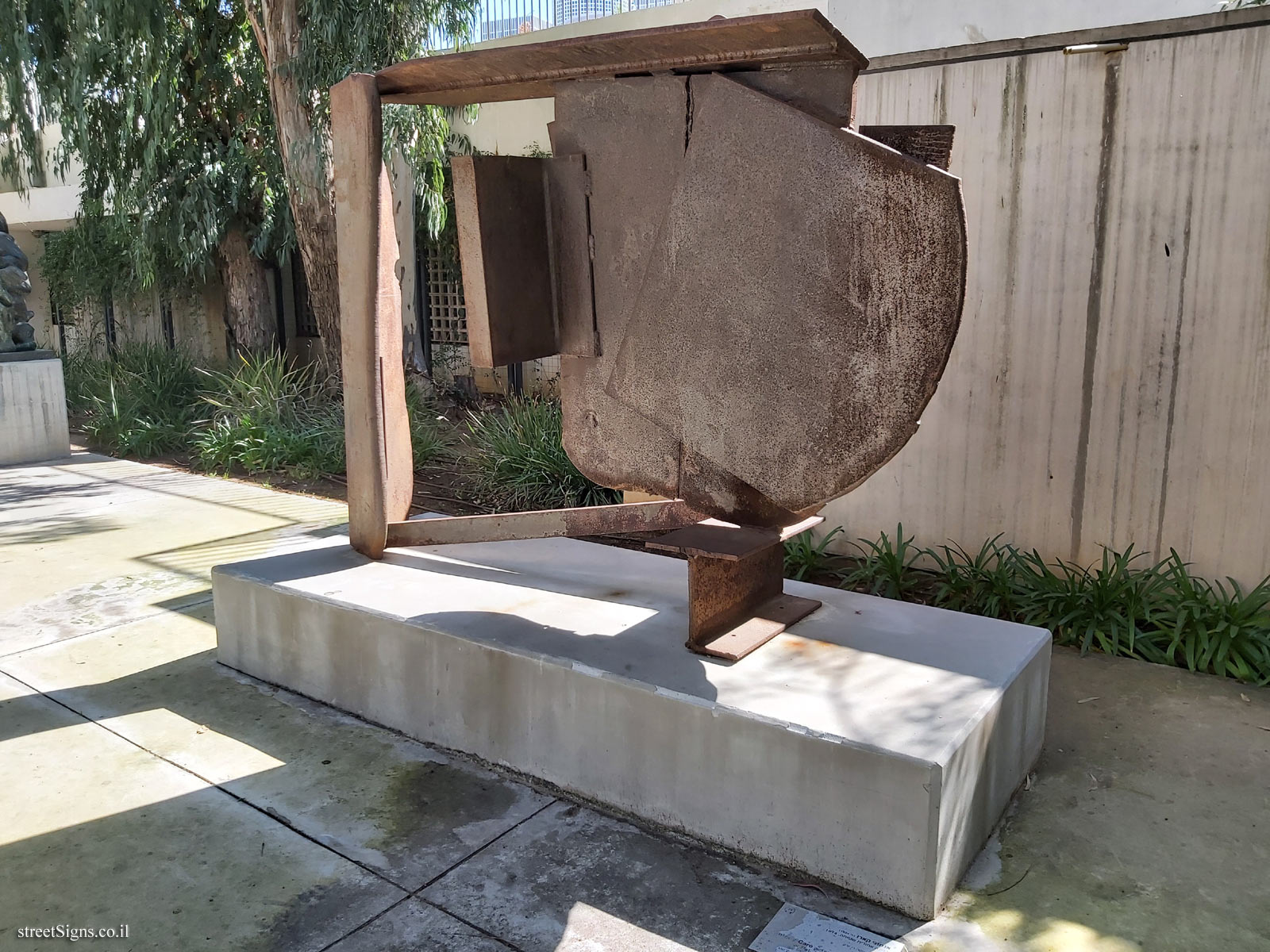 Tel Aviv - Lola Beer Ebner Sculpture Garden - Black Cover Flat - Anthony Caro - Tel Aviv Museum