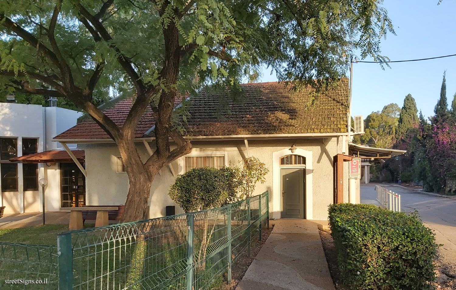 Bnei Atarot - Heritage Sites in Israel - The post office and the secretariat - HaRishonim St, Bnei Atarot, Israel