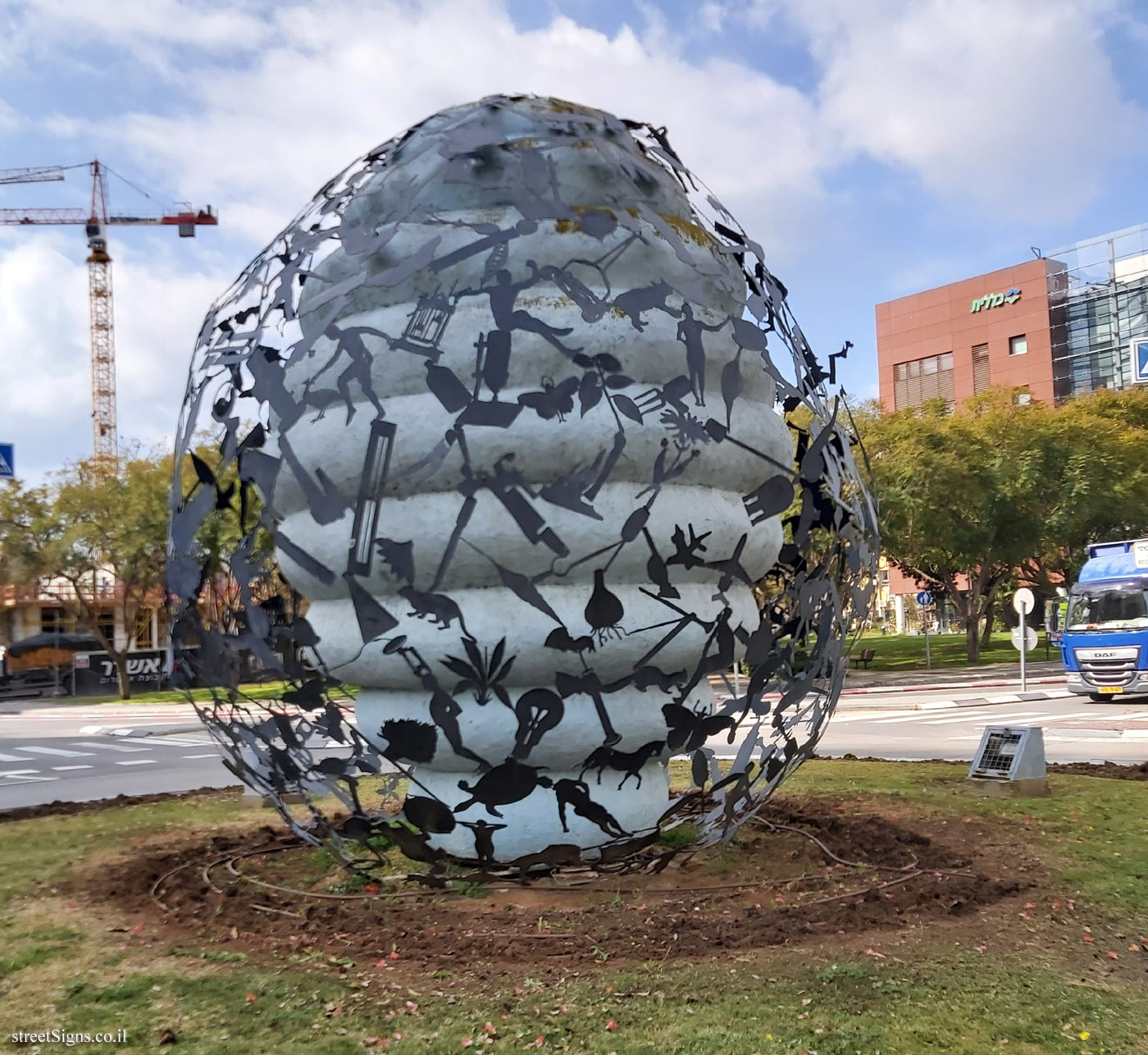 Tel Aviv - "Heaven and earth" - Outdoor sculpture by Zadok Ben David - Aba Akhime’ir St 23, Tel Aviv-Yafo, Israel