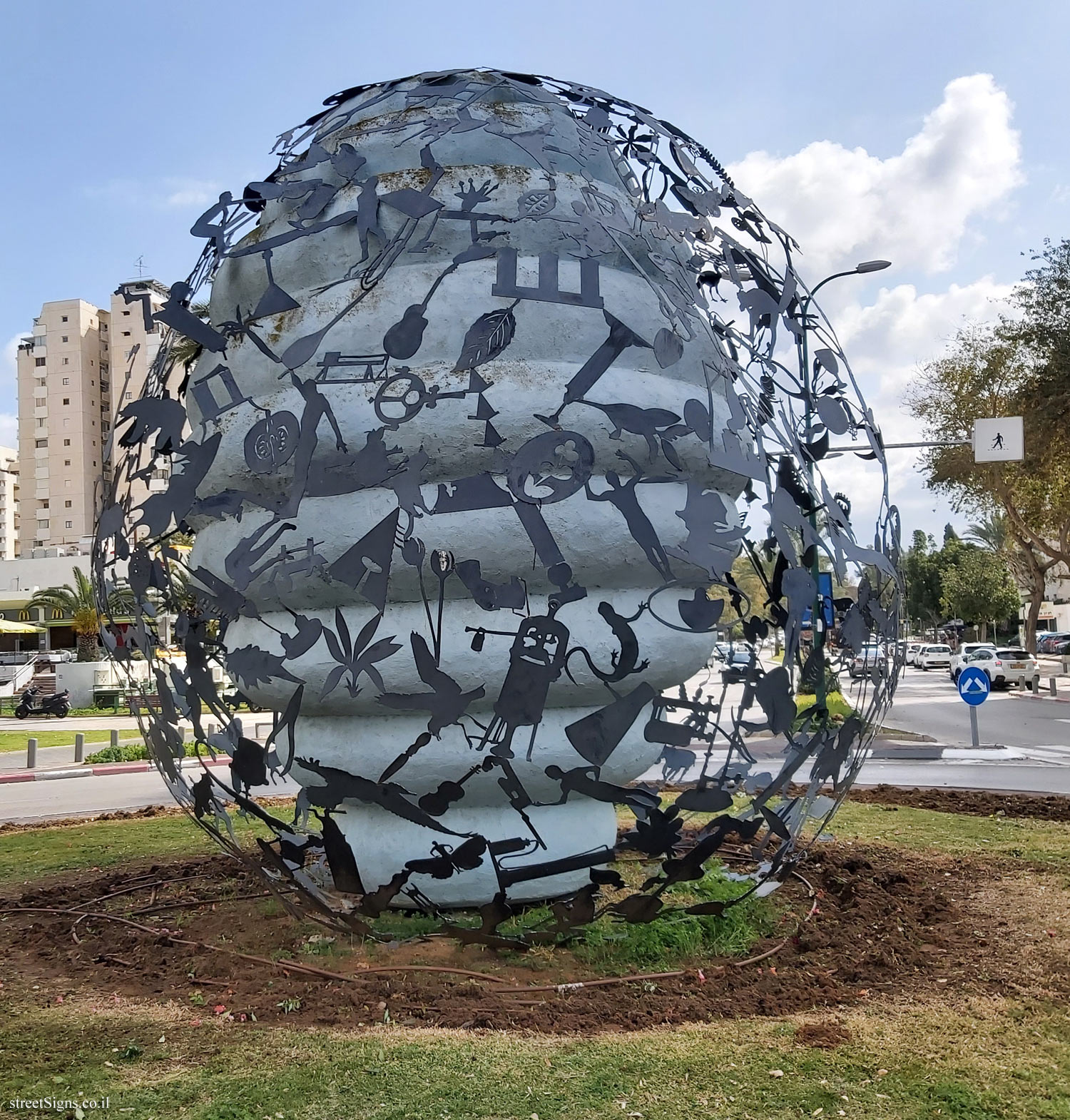 Tel Aviv - "Heaven and earth" - Outdoor sculpture by Zadok Ben David - Aba Akhime’ir St 23, Tel Aviv-Yafo, Israel