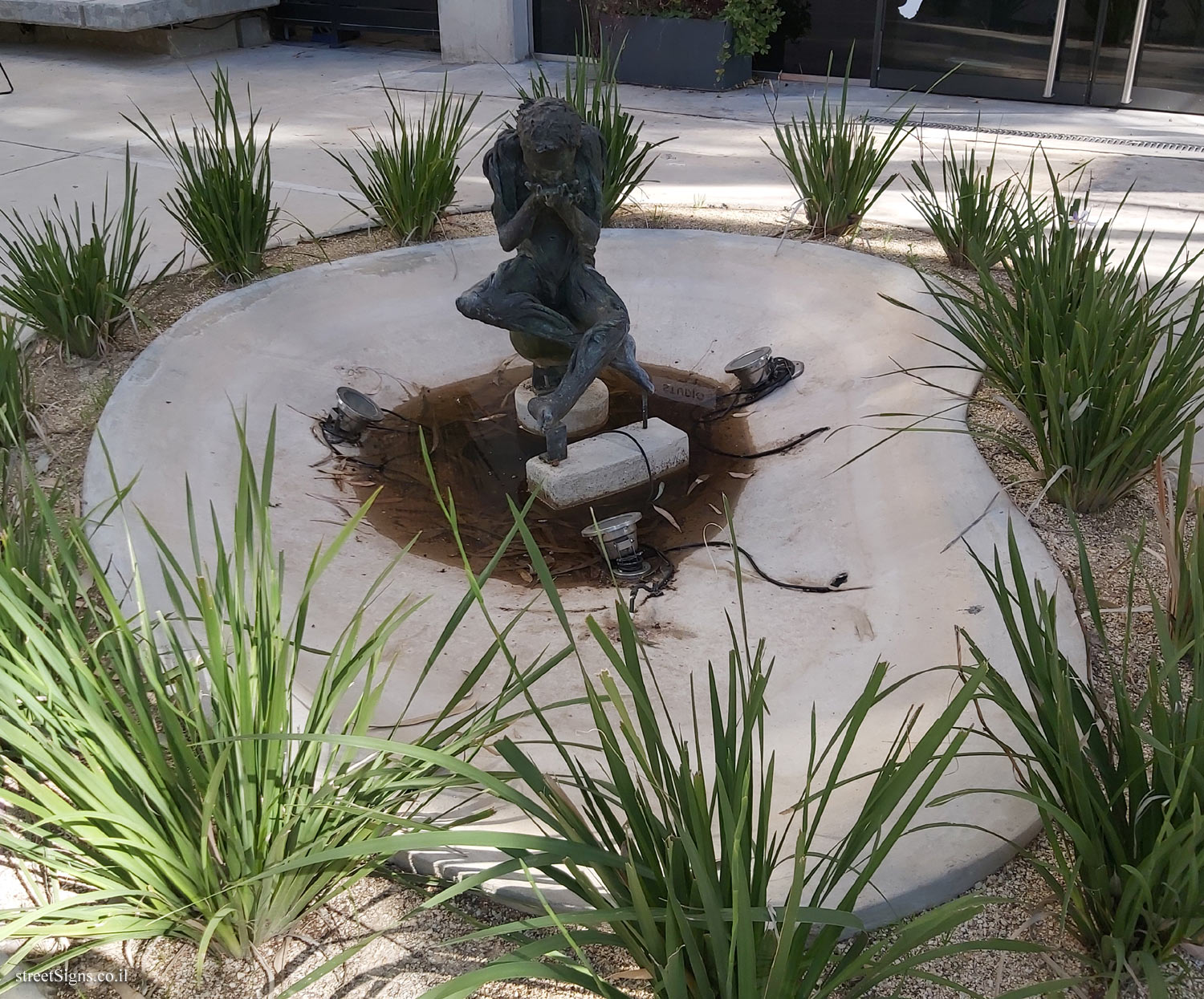 Tel Aviv - Lola Beer Ebner Sculpture Garden - "Cry boy’ cry" - Sigalit Landau - Tel Aviv Museum