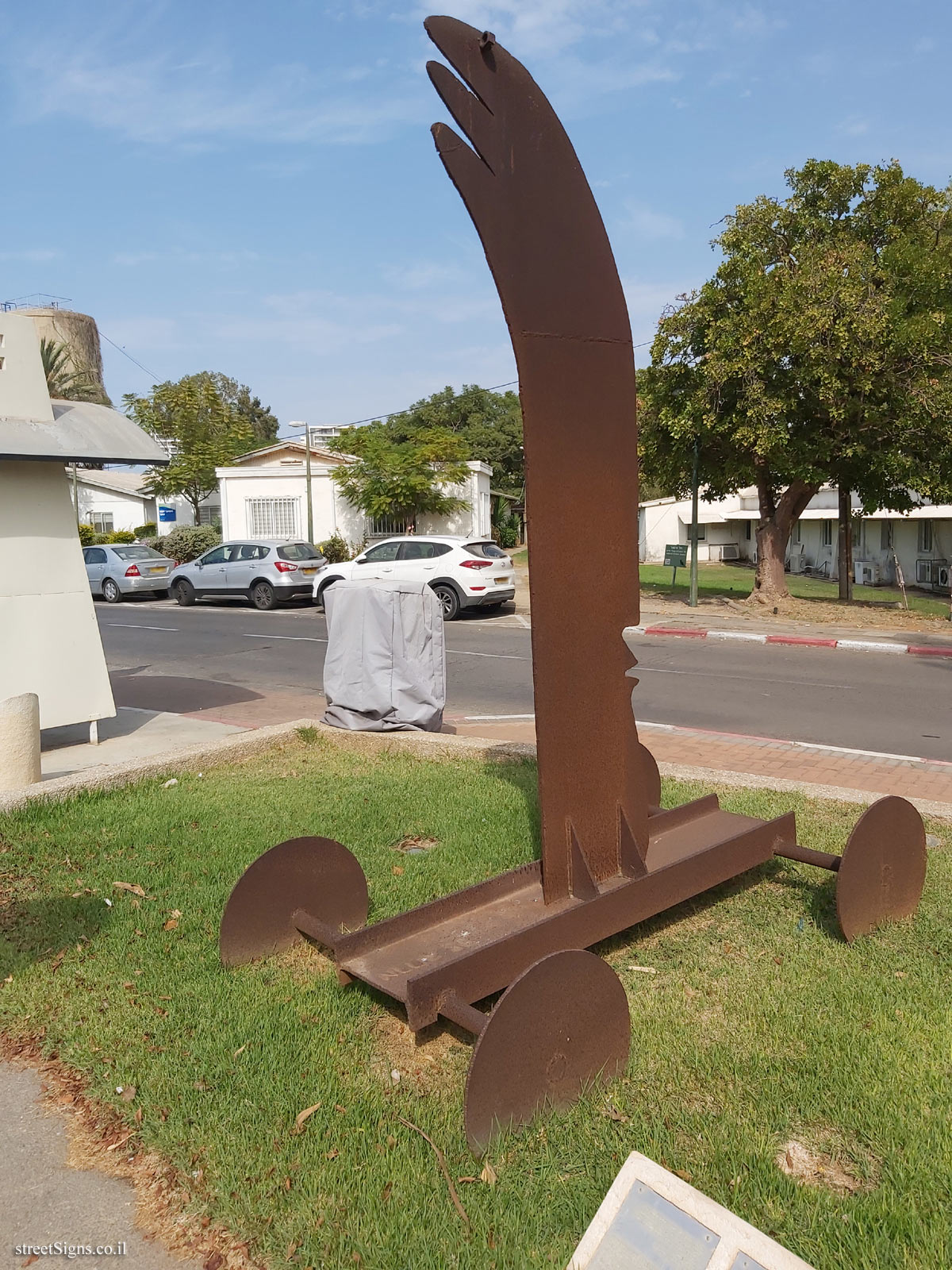 "Two Angels" Dina Merhav outdoor sculpture - The Topor sculpture garden at Sheba Hospital in Tel Hashomer