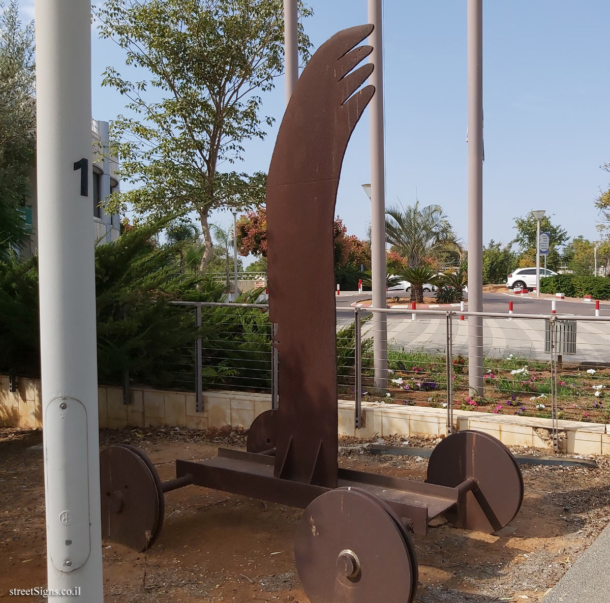 "Two Angels" Dina Merhav outdoor sculpture - The Topor sculpture garden at Sheba Hospital in Tel Hashomer