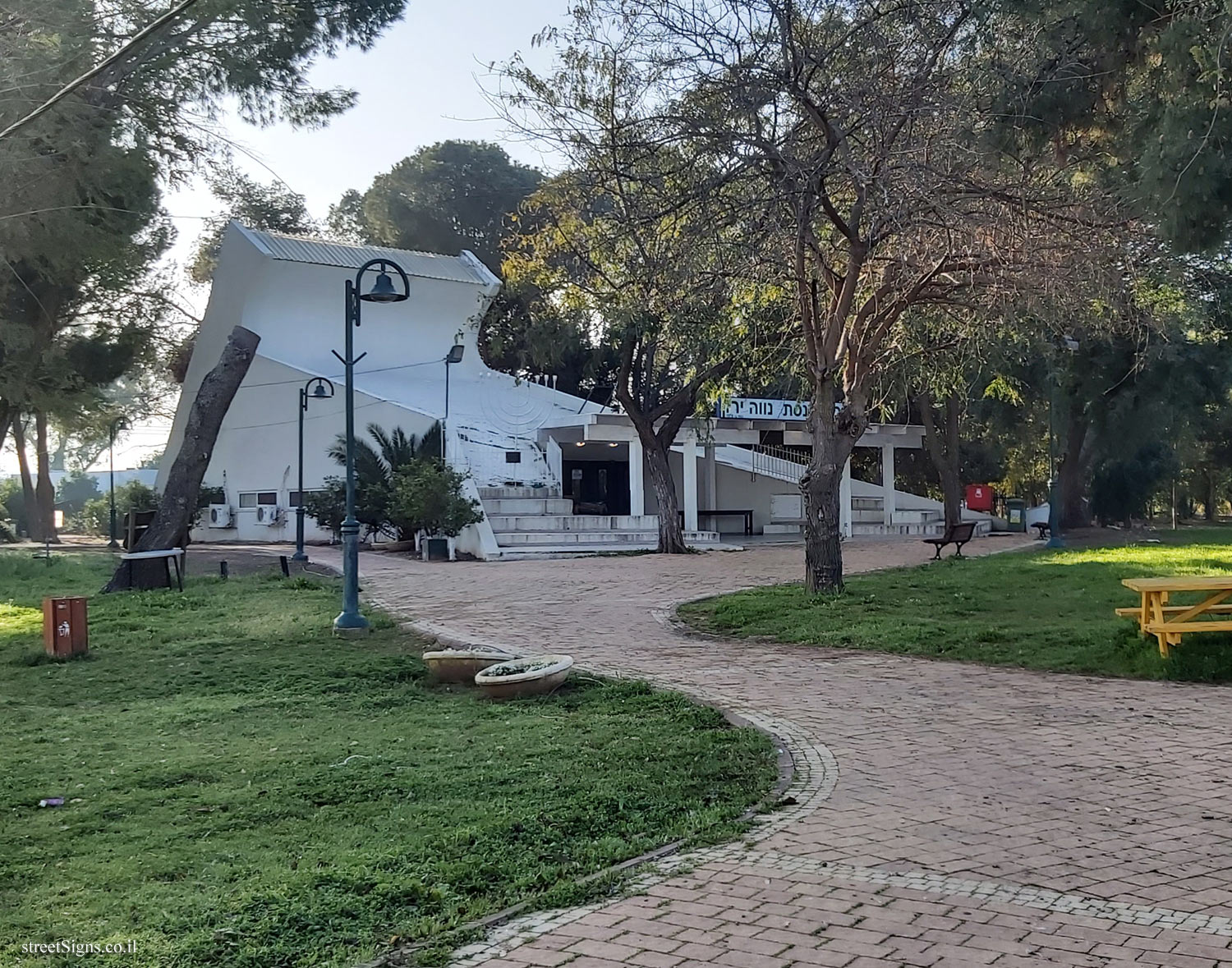 Neve Yarak - The new synagogue