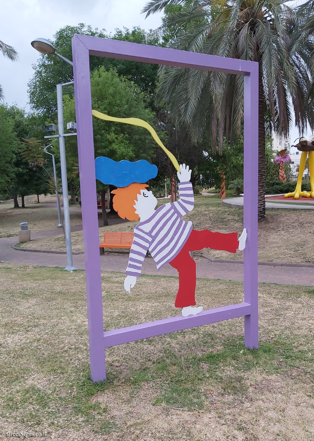 Holon - Story Garden - Itamar walks on walls - Refa’el Eitan St 5, Holon, Israel