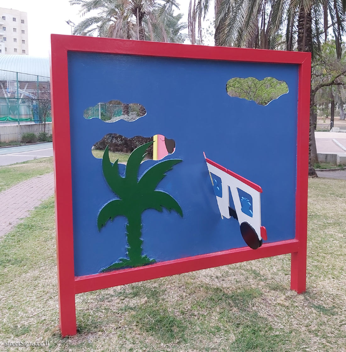 Holon - Story Garden - Itamar walks on walls - Refa’el Eitan St 5, Holon, Israel